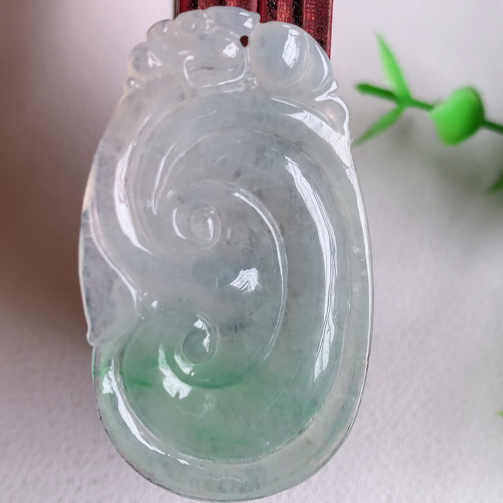 冰润飘花吉祥如意翡翠吊坠  寓意“万事如意，吉祥如意,福寿绵长 心想事成”饱满大气，通透水润  W141.9 尺寸：45-26.5-4.8mm