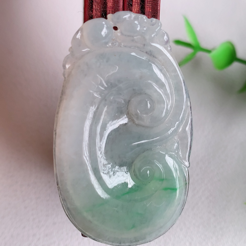 冰润飘花吉祥如意翡翠吊坠  寓意“万事如意，吉祥如意,福寿绵长 心想事成”饱满大气，通透水润  W141.9 尺寸：45-26.5-4.8mm