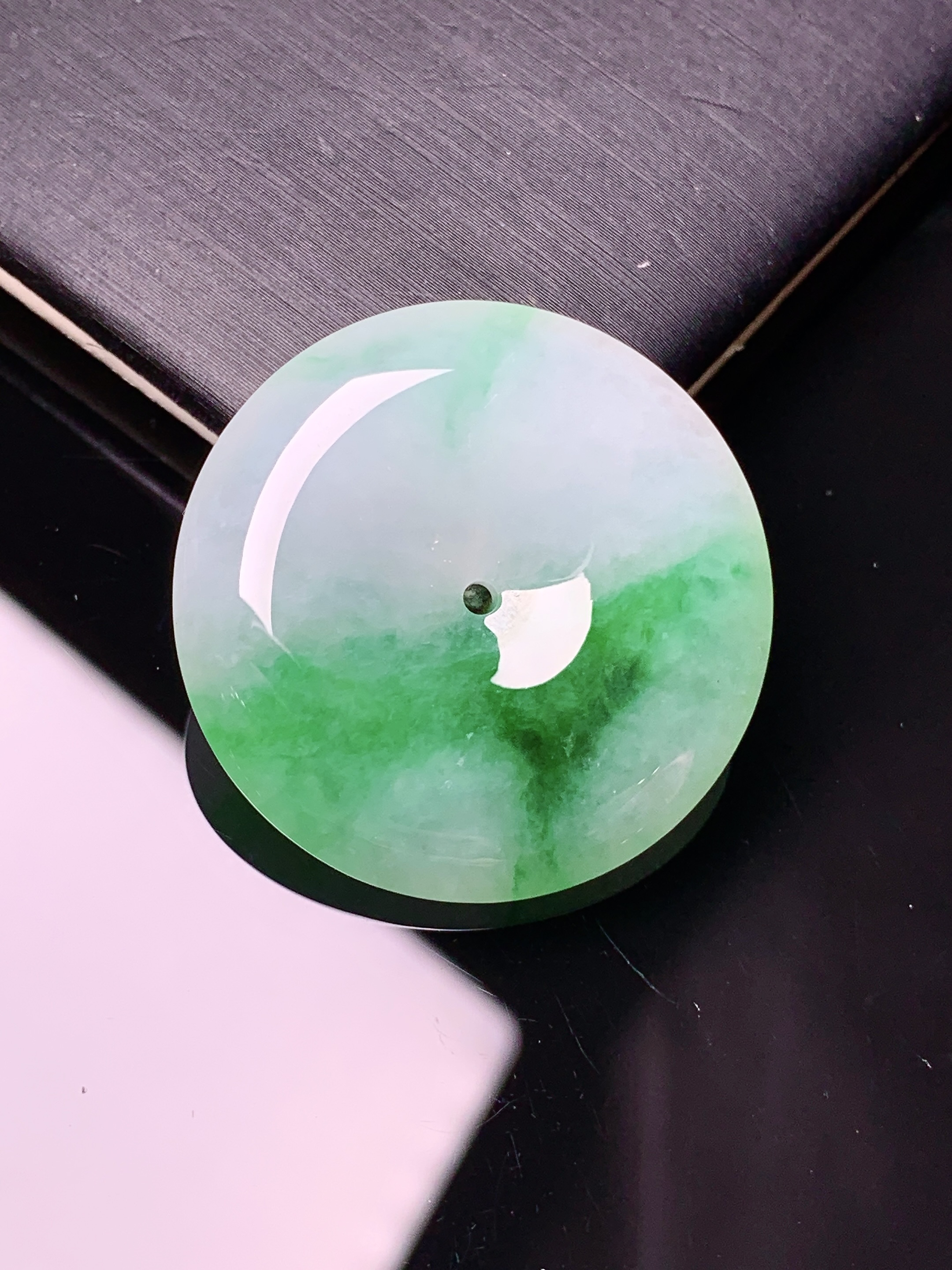 飘绿平安扣吊坠 玉质细腻 色泽艳丽 整体尺寸28.9*6.2x1