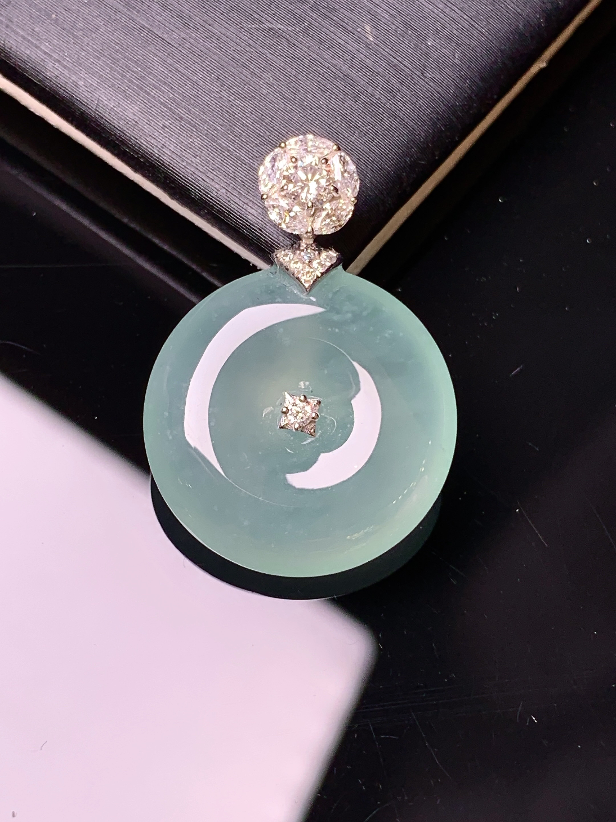 18k金钻镶嵌冰种平安扣吊坠 玉质细腻 色泽艳丽 整体尺寸25*17.8*5.2c1