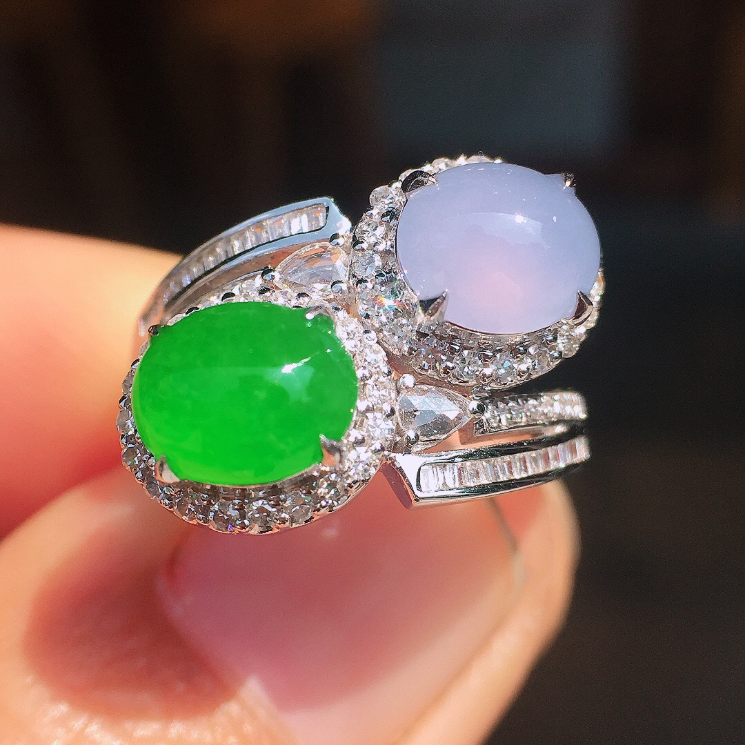 （紫+绿）二合一戒指，色泽均匀艳丽，玉质细腻，荧光感超
强，饱满圆润，尽显优雅气质，18k
金豪华镶嵌