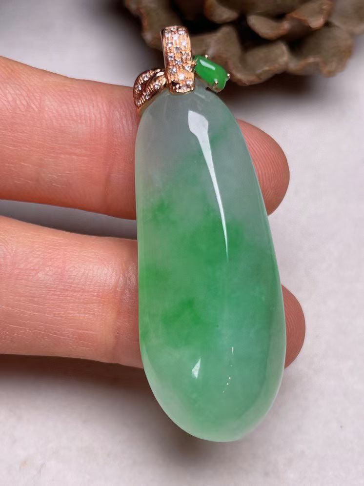 冰种飘绿福瓜吊坠、真金真钻镶嵌，种水好，玉质细腻 .裸石尺寸 39.5*16.3‘