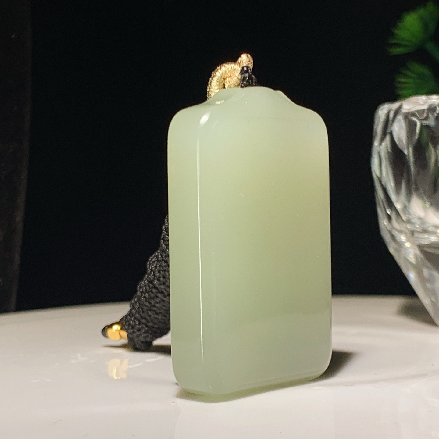 和田玉清水无事牌牌子挂件。尺寸48/30/11重45.6克  手推出油。玉质细腻油润。品相大气206