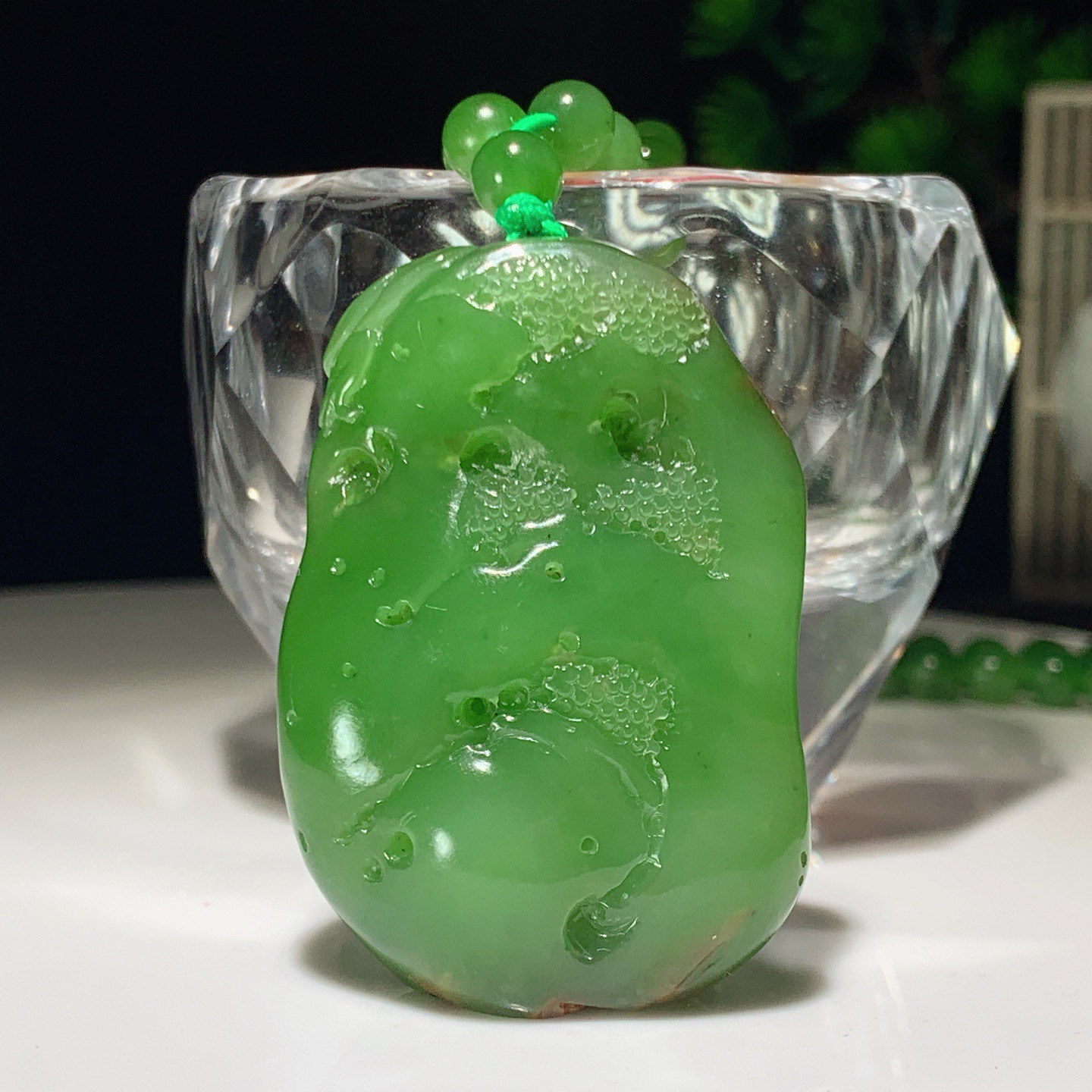 和田玉苹果绿绿俄罗斯碧玉花开富贵挂件。尺寸47/32/15重68.5克。玉质细腻油润。手推出油。佩戴高端典雅。lt260309