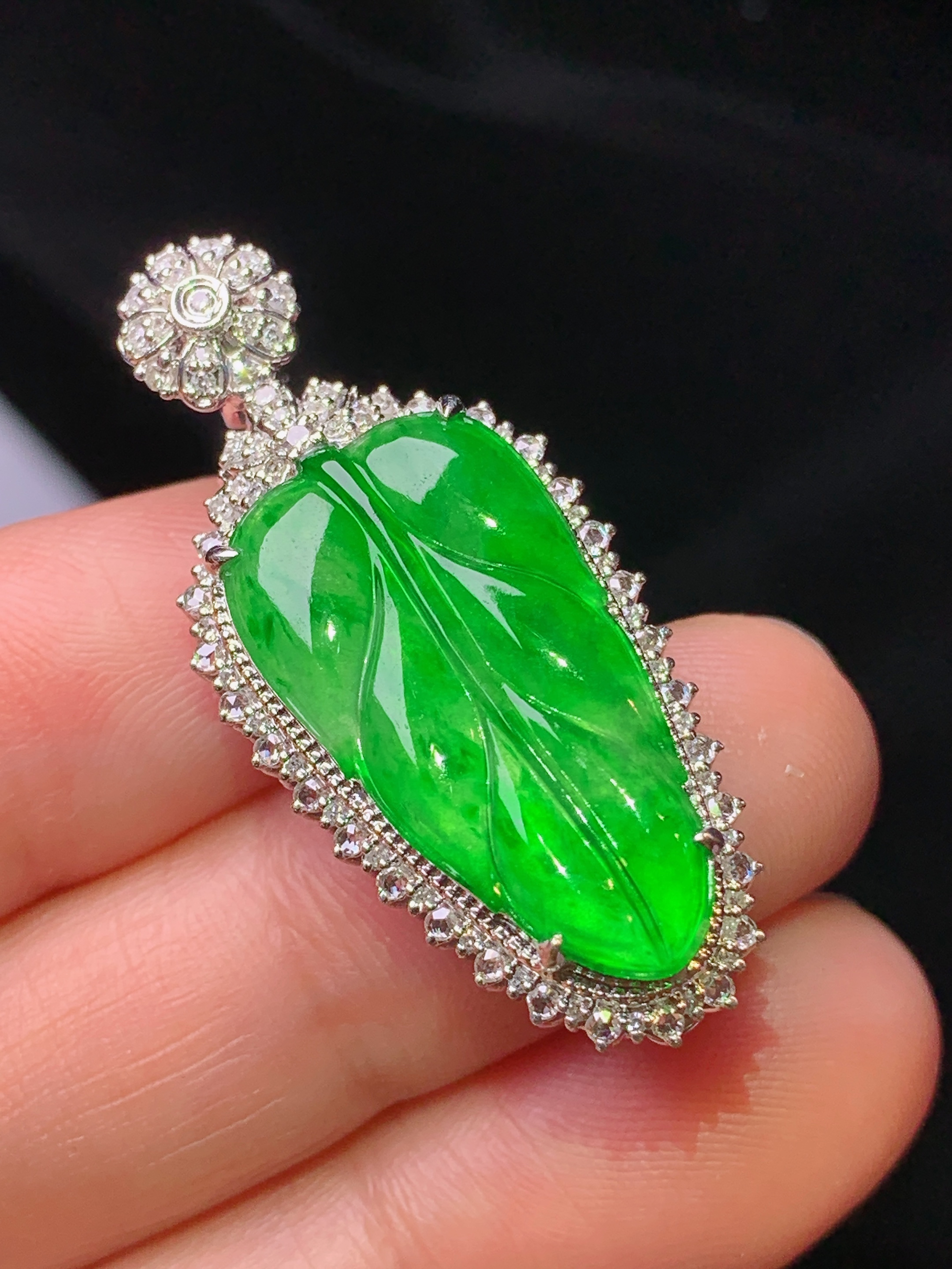 18k金钻镶嵌满绿树叶吊坠 玉质细腻 色泽艳丽 整体尺寸36.6*16.3*9.5c2