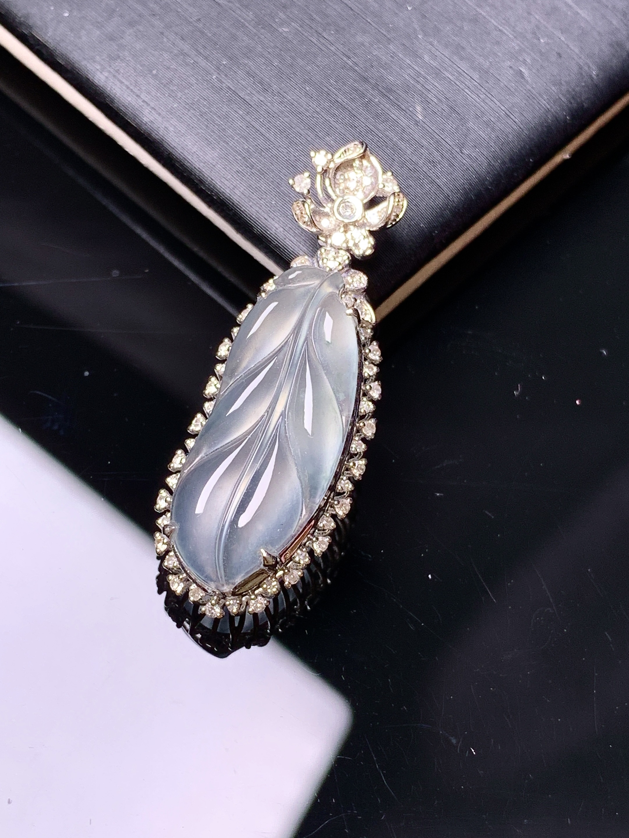 18k金钻镶嵌冰种树叶吊坠 玉质细腻 色泽艳丽 整体尺寸33*12*7.6c2