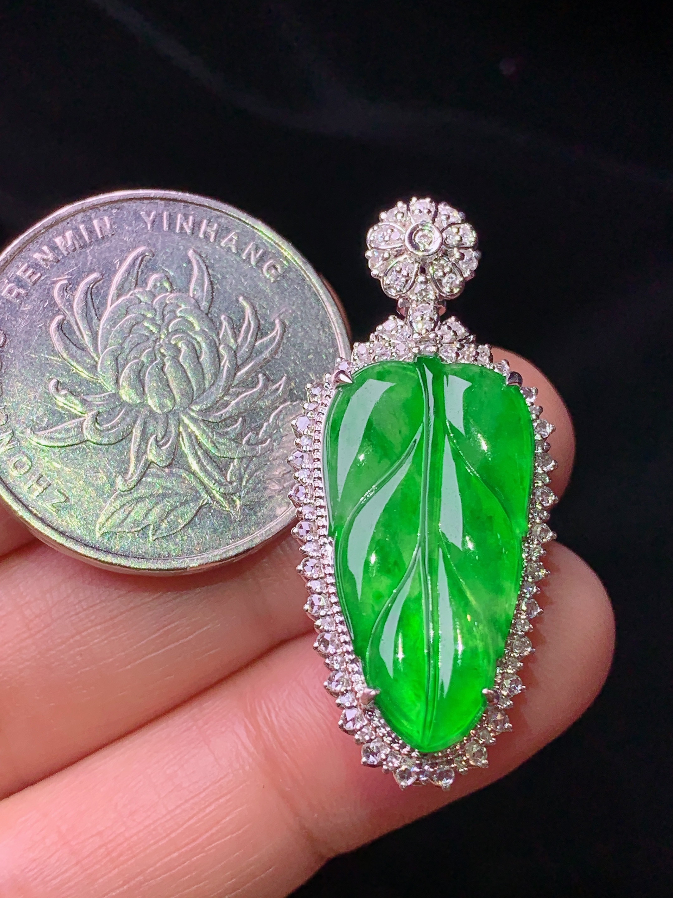 18k金钻镶嵌满绿树叶吊坠 玉质细腻 色泽艳丽 整体尺寸36.6*16.3*9.5c2
