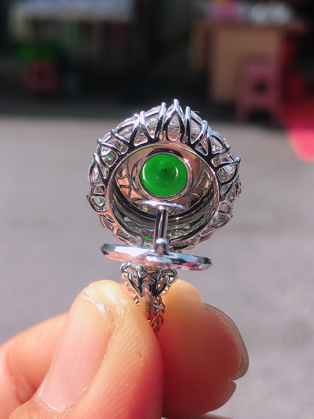 阳绿平安扣吊坠，色泽均匀艳丽，玉质细腻，荧光感超
强，饱满圆润，尽显优雅气质，18k
金豪华镶嵌