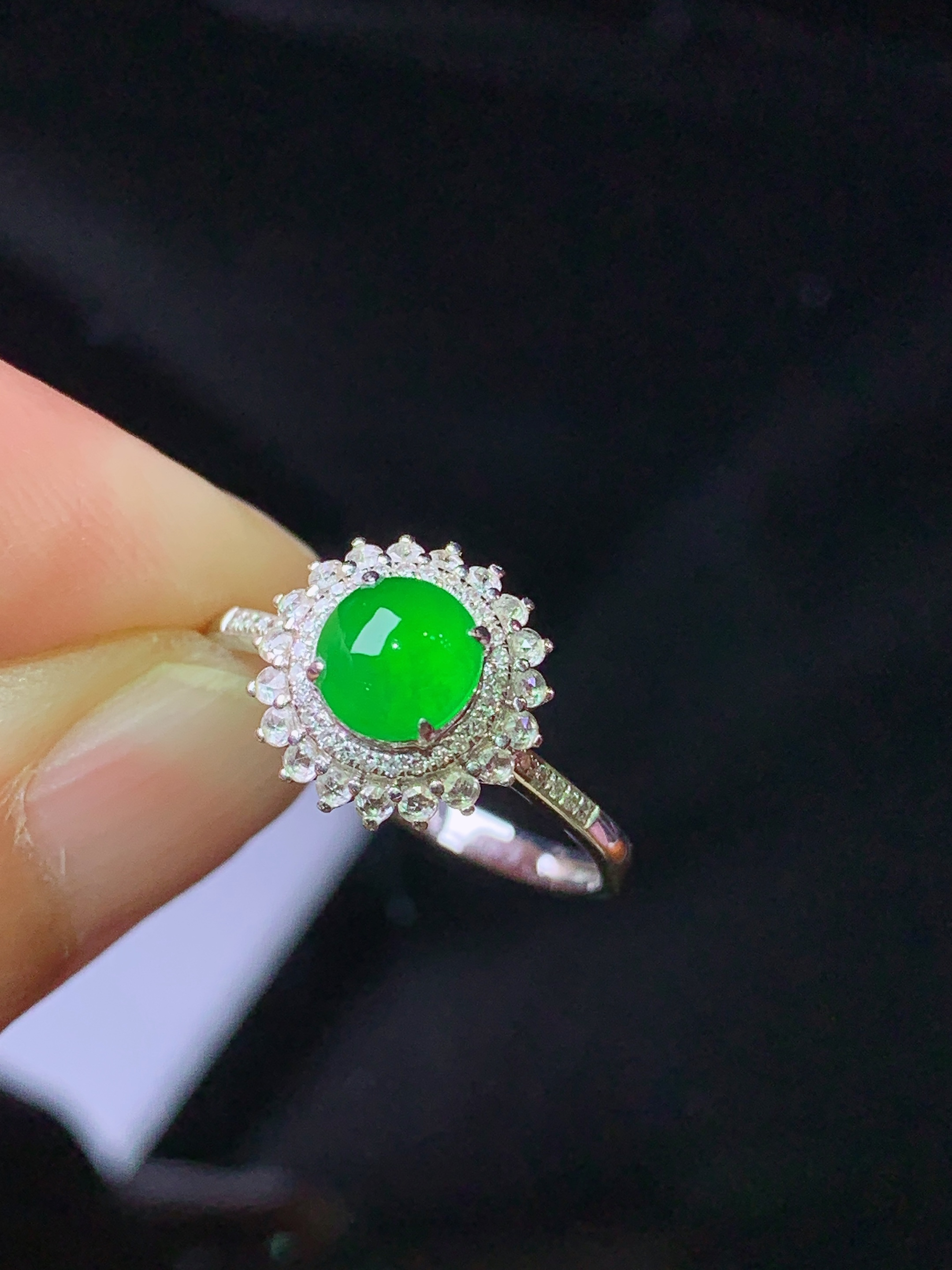18k金钻镶嵌满绿蛋面戒指 玉质细腻 色泽艳丽 圈口13 整体尺寸10.5*7.8c2