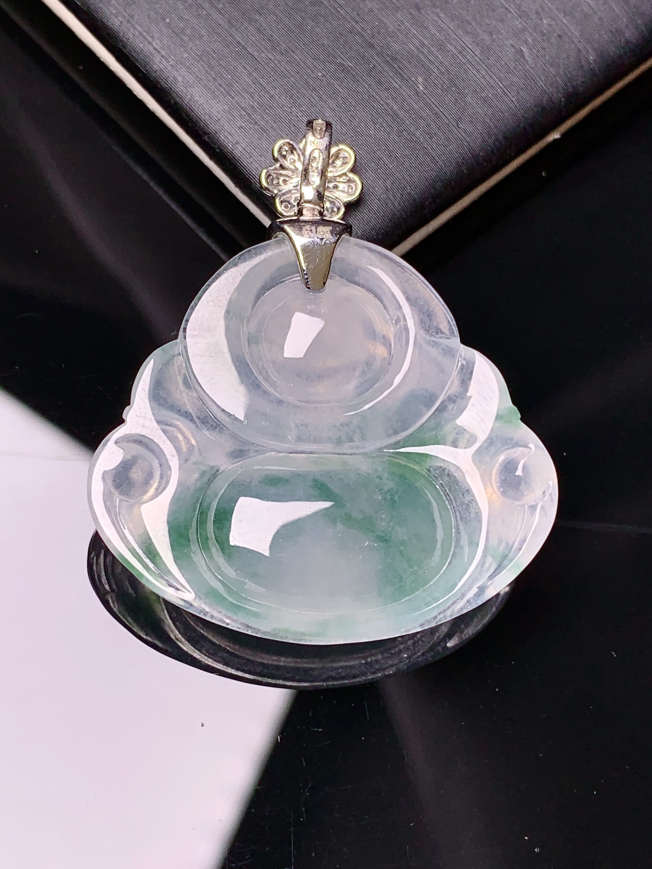 18k金钻镶嵌冰种飘绿佛公吊坠 玉质细腻 色泽艳丽 整体尺寸37*31.5*6