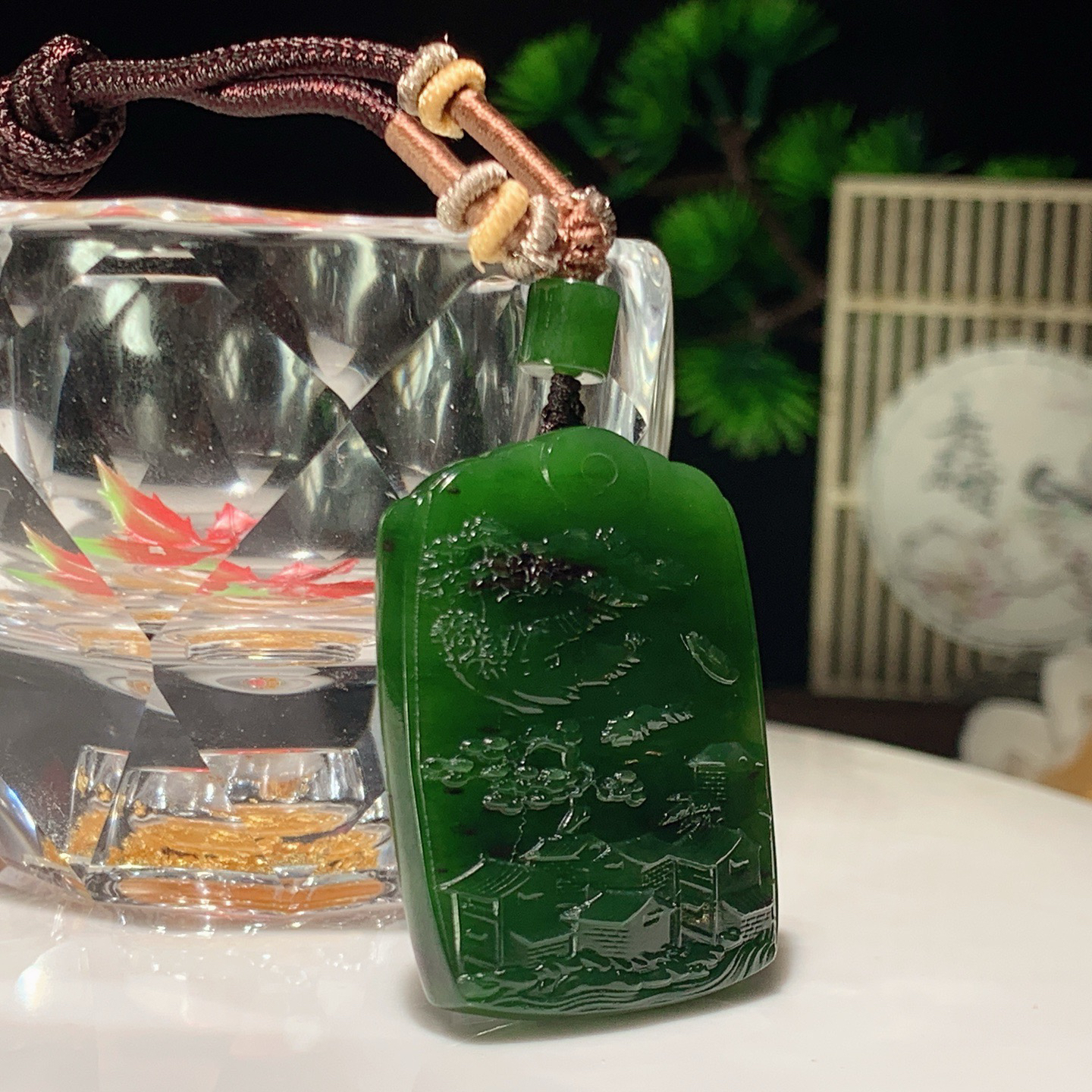 和田玉阳绿俄罗斯碧玉山水怡情挂件。尺寸37/30/7重21克。玉质细腻油润。手推出油。佩戴高端典雅。lt260309