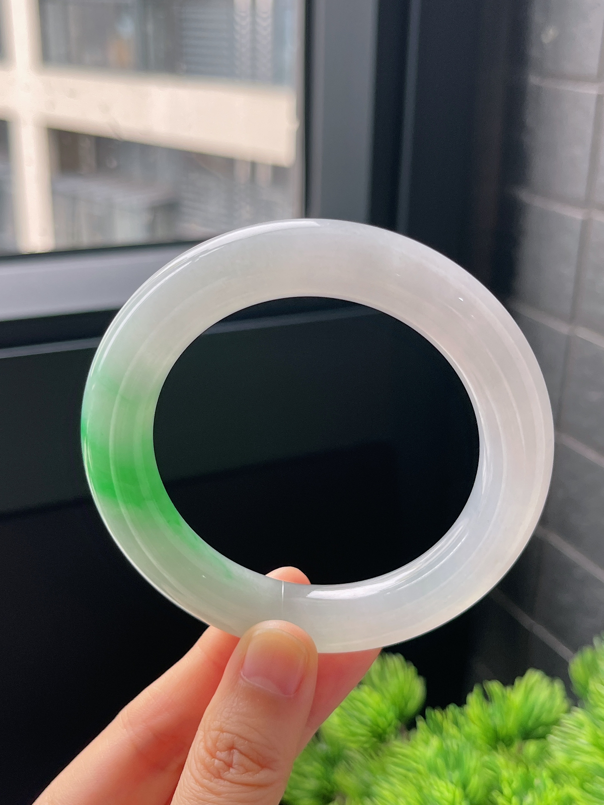 圆镯55.7圈口，翡翠冰糯种飘绿手镯