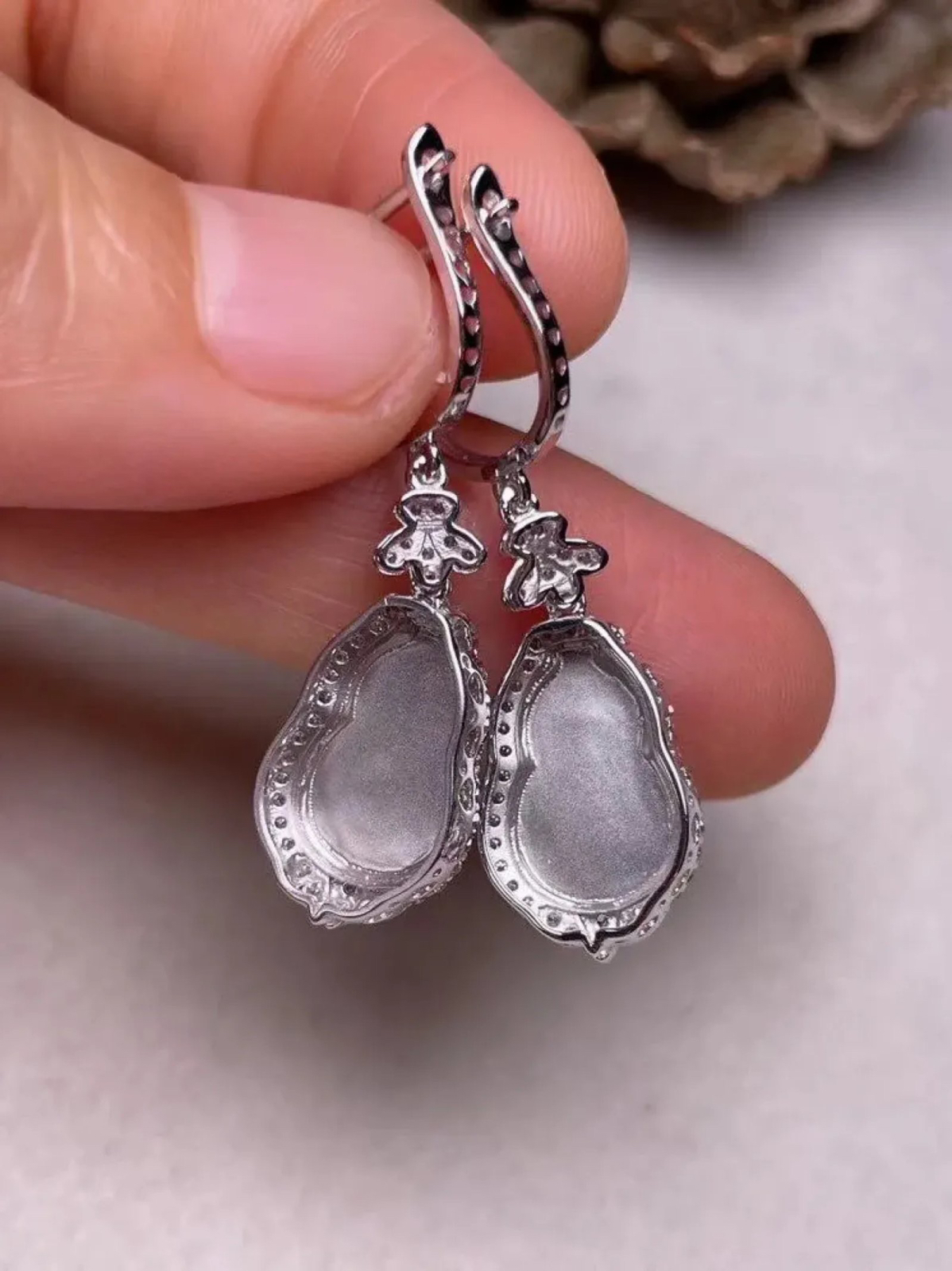 冰种阳绿葫芦耳坠、真金真钻镶嵌，种水好，玉质细腻 .裸石尺寸 12.6*7.9‘