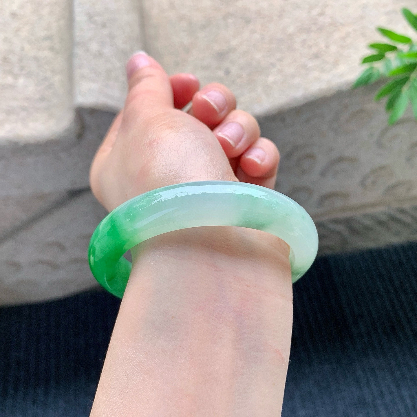 55/12.3/8.5冰糯飘辣绿，水润，种老，细腻，无纹裂！