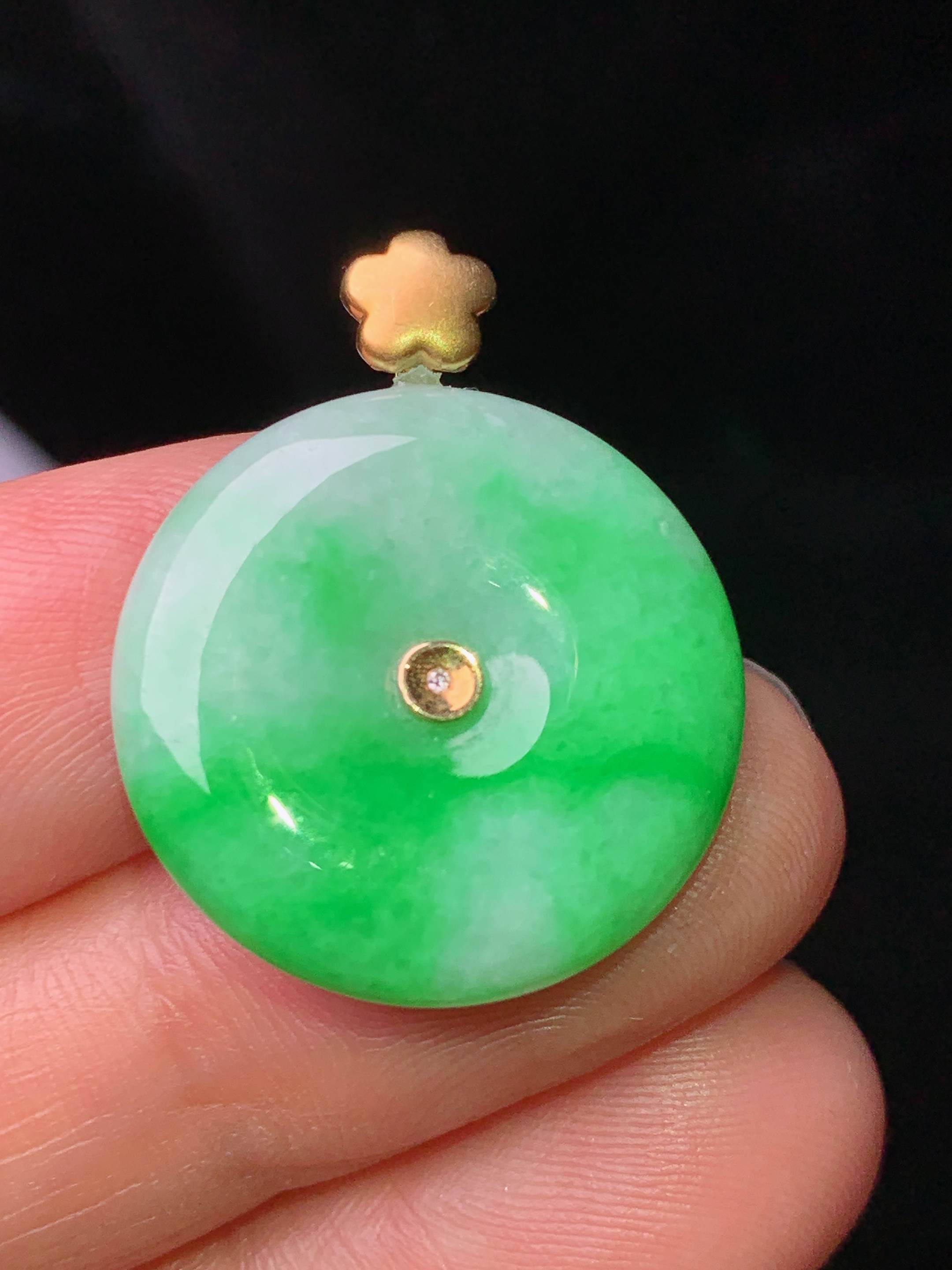 18k金镶嵌翠绿平安扣吊坠 玉质细腻 色泽艳丽 整体尺寸26*20.8*4.5b1