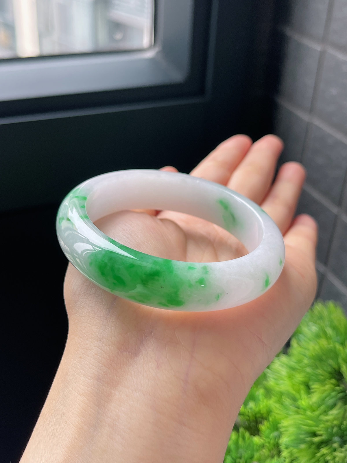正圈54.8圈口，翡翠冰糯种飘绿手镯
