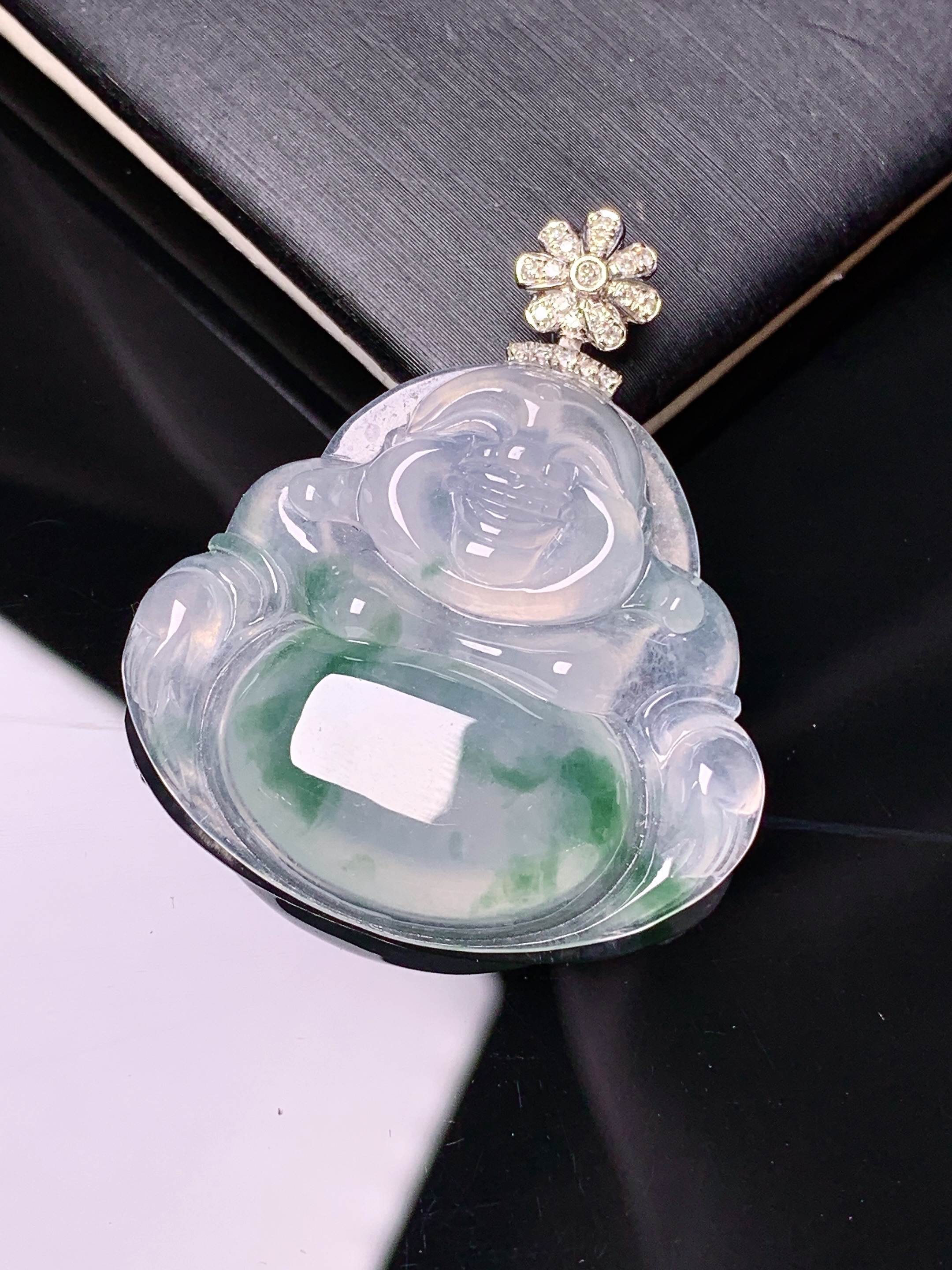 18k金钻镶嵌冰种飘绿佛公吊坠 玉质细腻 色泽艳丽 整体尺寸37*31.5*6