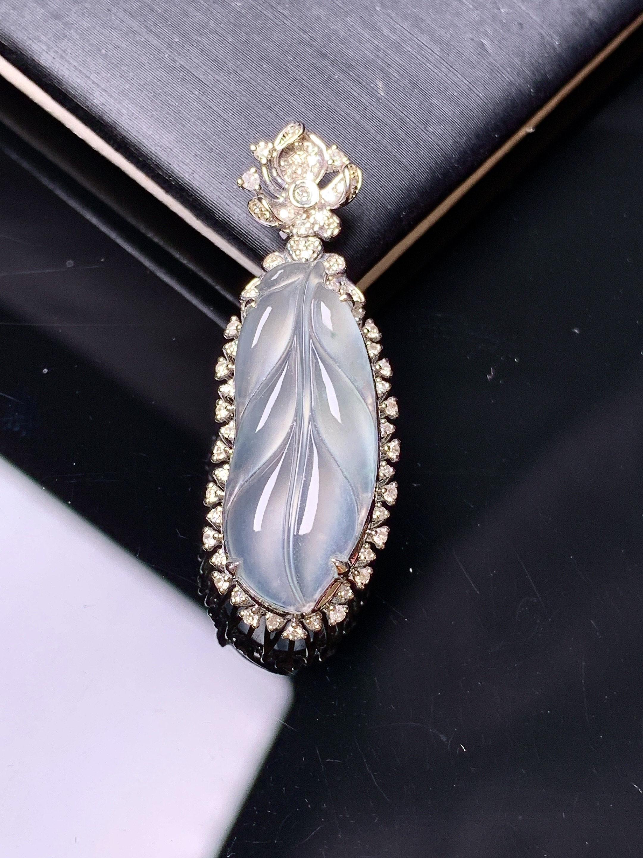 18k金钻镶嵌冰种树叶吊坠 玉质细腻 色泽艳丽 整体尺寸33*12*7.6c2