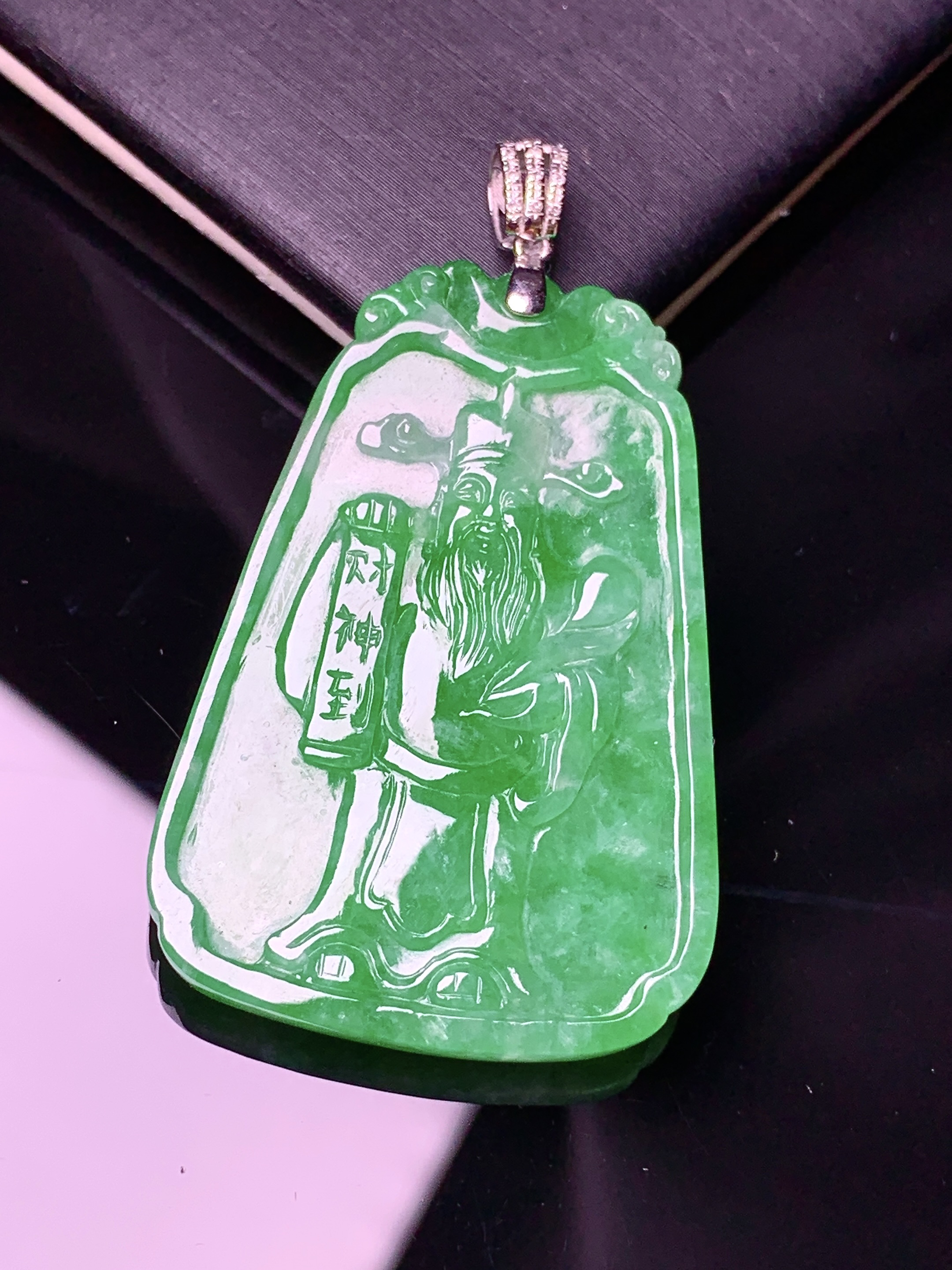 18k金钻镶嵌翠绿财神吊坠 玉质细腻 色泽艳丽 整体尺寸46.5*25.8*3.8z1