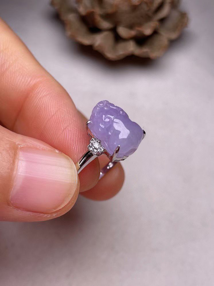 冰糯种紫罗兰貔貅戒指、真金真钻镶嵌，种水好，玉质细腻 .裸石尺寸 11.0*8.1