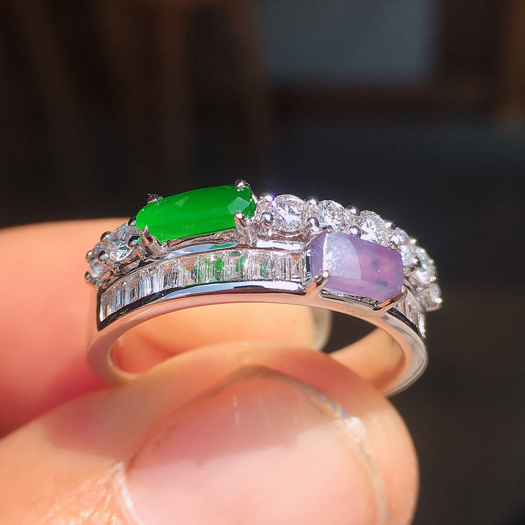 （紫+绿）二合一戒指，色泽均匀艳丽，玉质细腻，荧光感超
强，饱满圆润，尽显优雅气质，18k
金豪华镶嵌