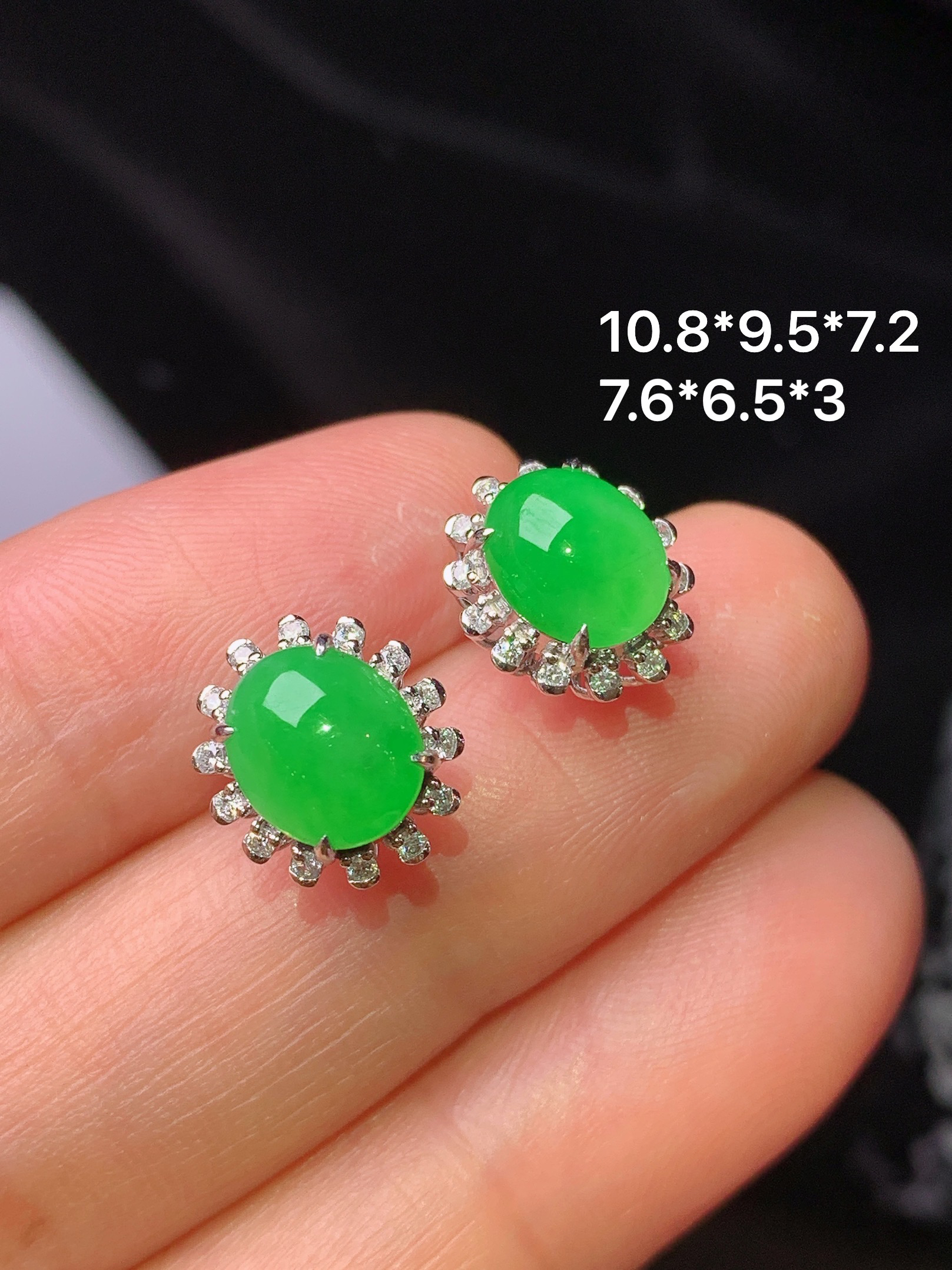 18k金钻镶嵌满绿蛋面耳钉 玉质细腻 色泽艳丽 整体尺寸10.8*9.5*7.2b2