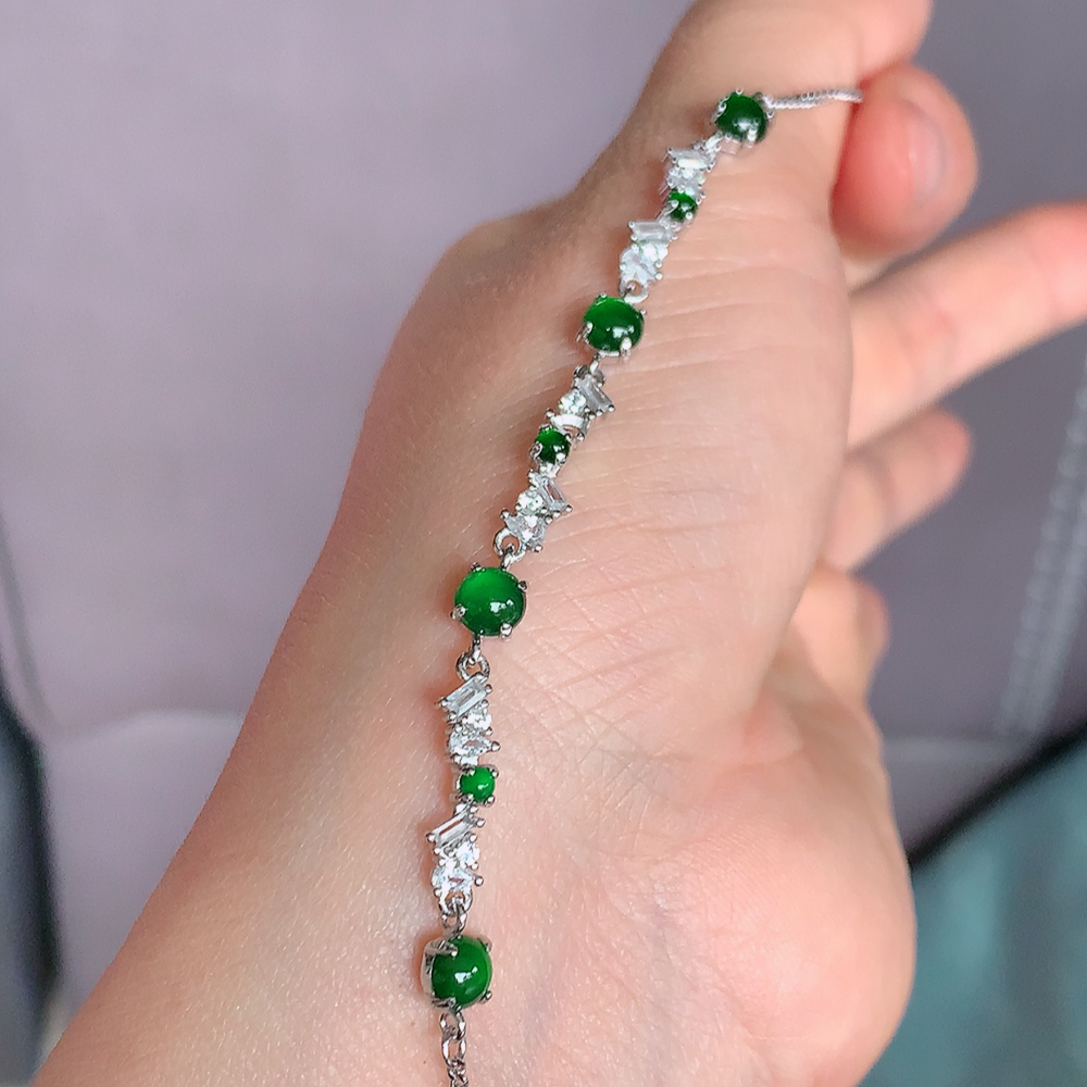 冰润翡翠满绿蛋面手链，水水润润，珠圆玉润，颜色鲜艳，妙明清净，清秀高雅，佩戴效果优雅迷人！性价比超值 W502.9  取一尺寸：5-3.5mm  裸石尺寸：4.5mm
