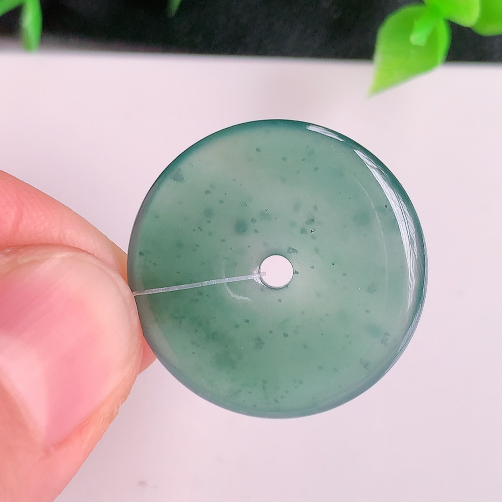 蓝冰平安扣吊坠，厚装饱满，冰润剔透，细腻水足，种质润泽，飘花灵动，佩戴优雅大气，W49.9   尺寸：24-3.6mm