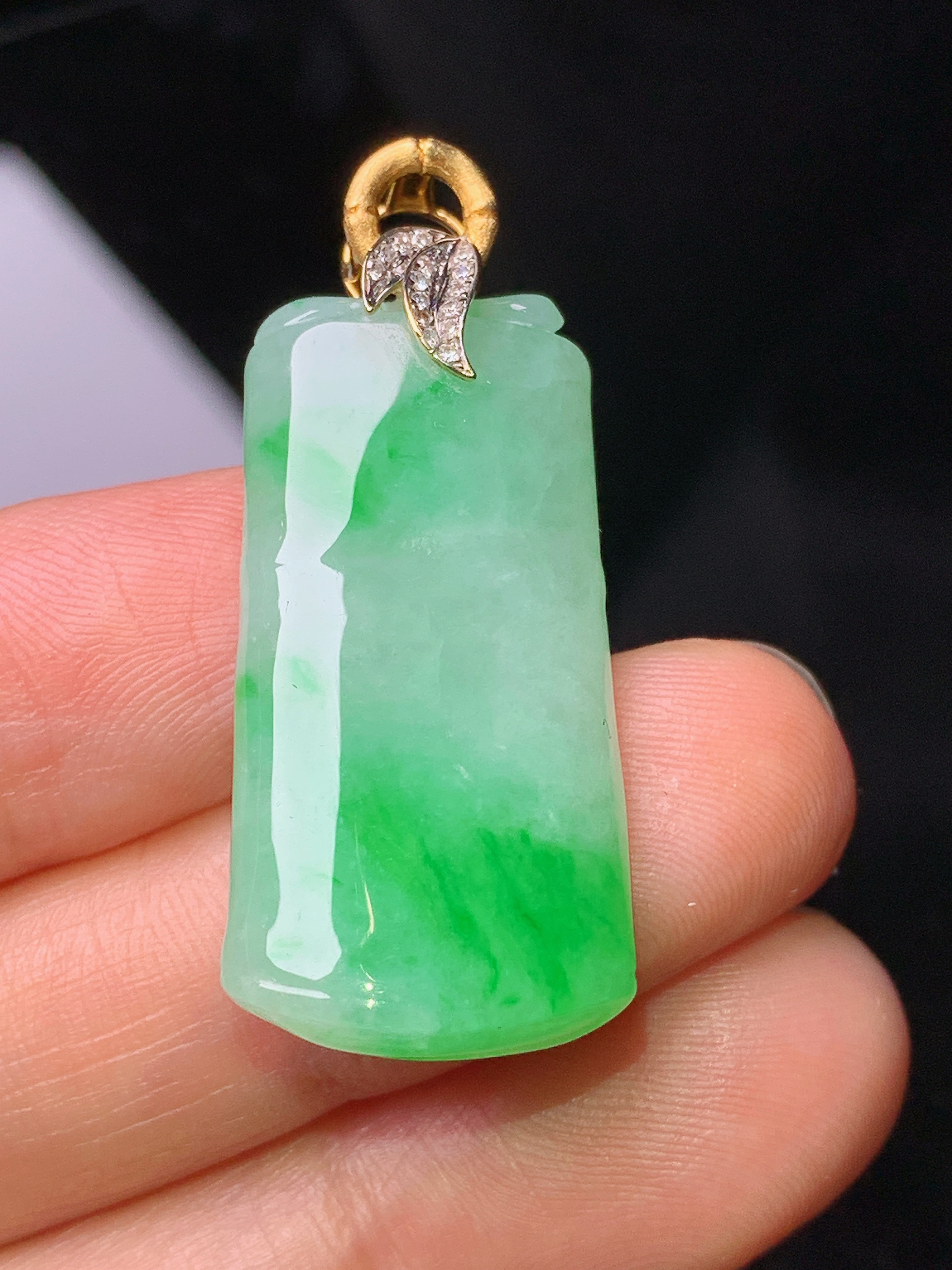 18k金钻镶嵌飘绿竹节吊坠 玉质细腻 色泽艳丽 整体尺寸36.515.3*6.2b1
