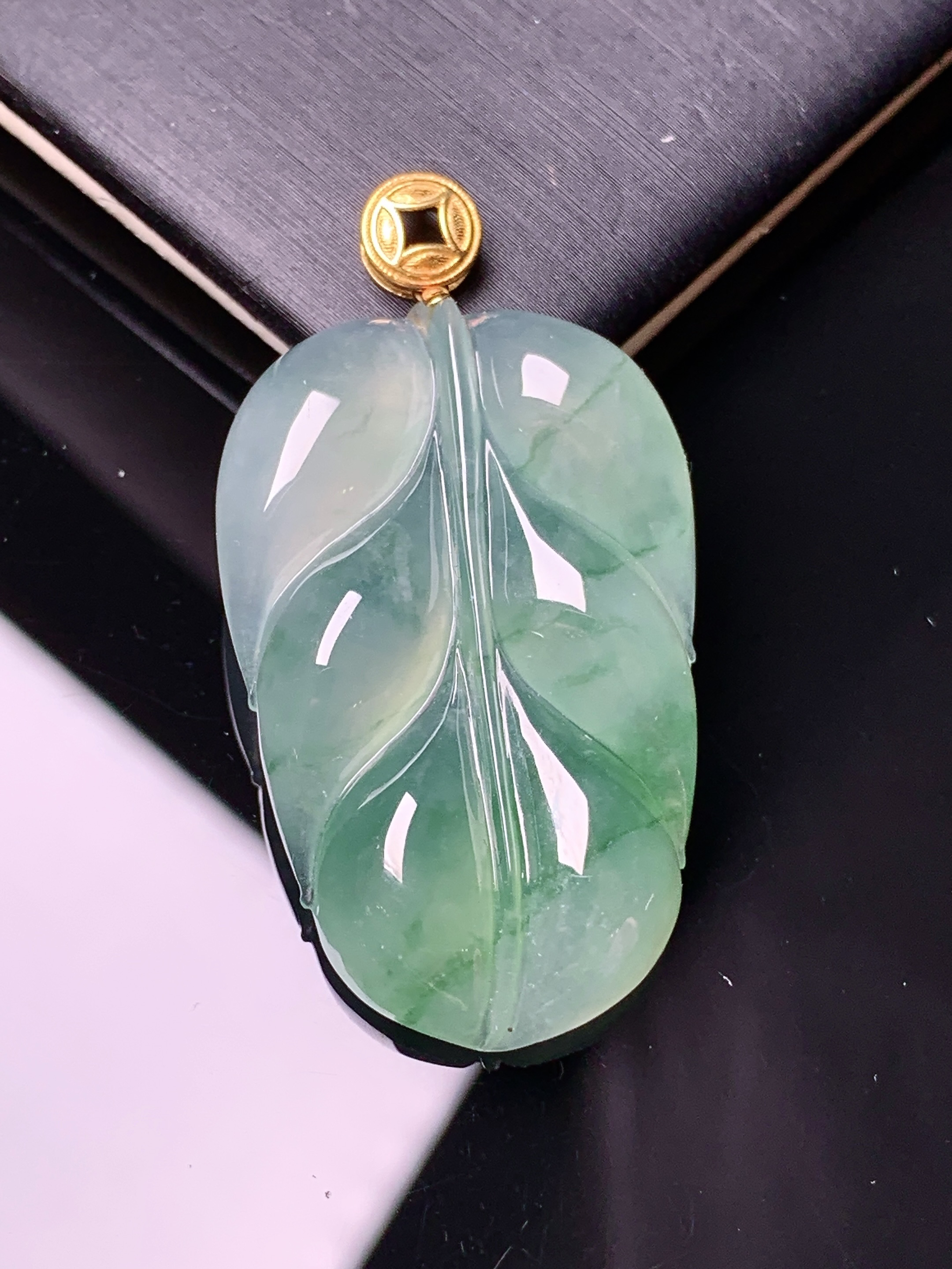 18k金钻镶嵌吊坠 玉质细腻 色泽艳丽 整体尺寸42.2*22.6*6.2m1