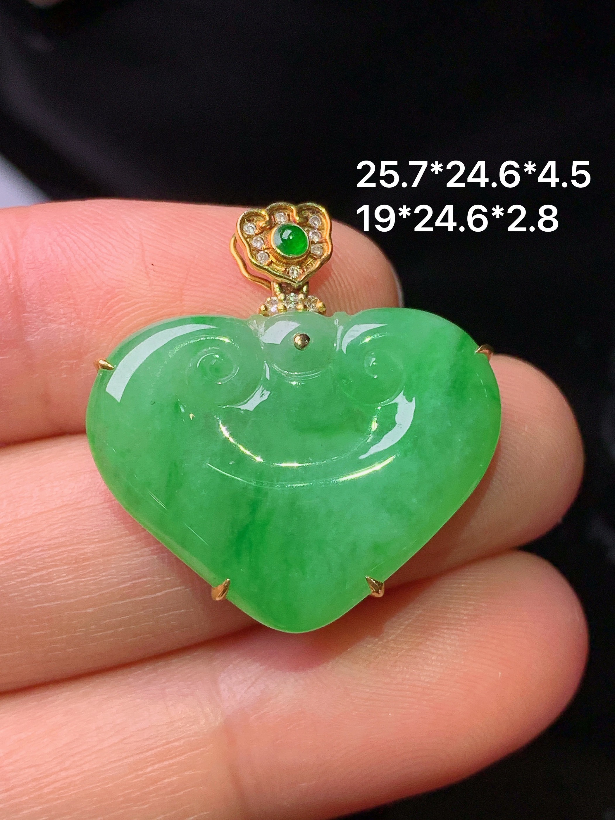 18k金钻镶嵌翠绿如意吊坠 玉质细腻 色泽艳丽 整体尺寸25.7*24.6*4.5z1