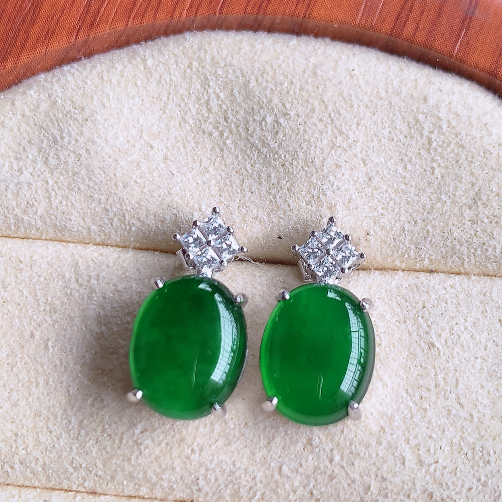 冰透满绿翡翠925银镶嵌蛋面耳钉，自然光实拍，翠色灵动，颜色漂亮，种老水足，品相佳，佩戴佳品！W502.9  取一整体尺寸：15-8-4.5mm  裸石尺寸：10-8mm