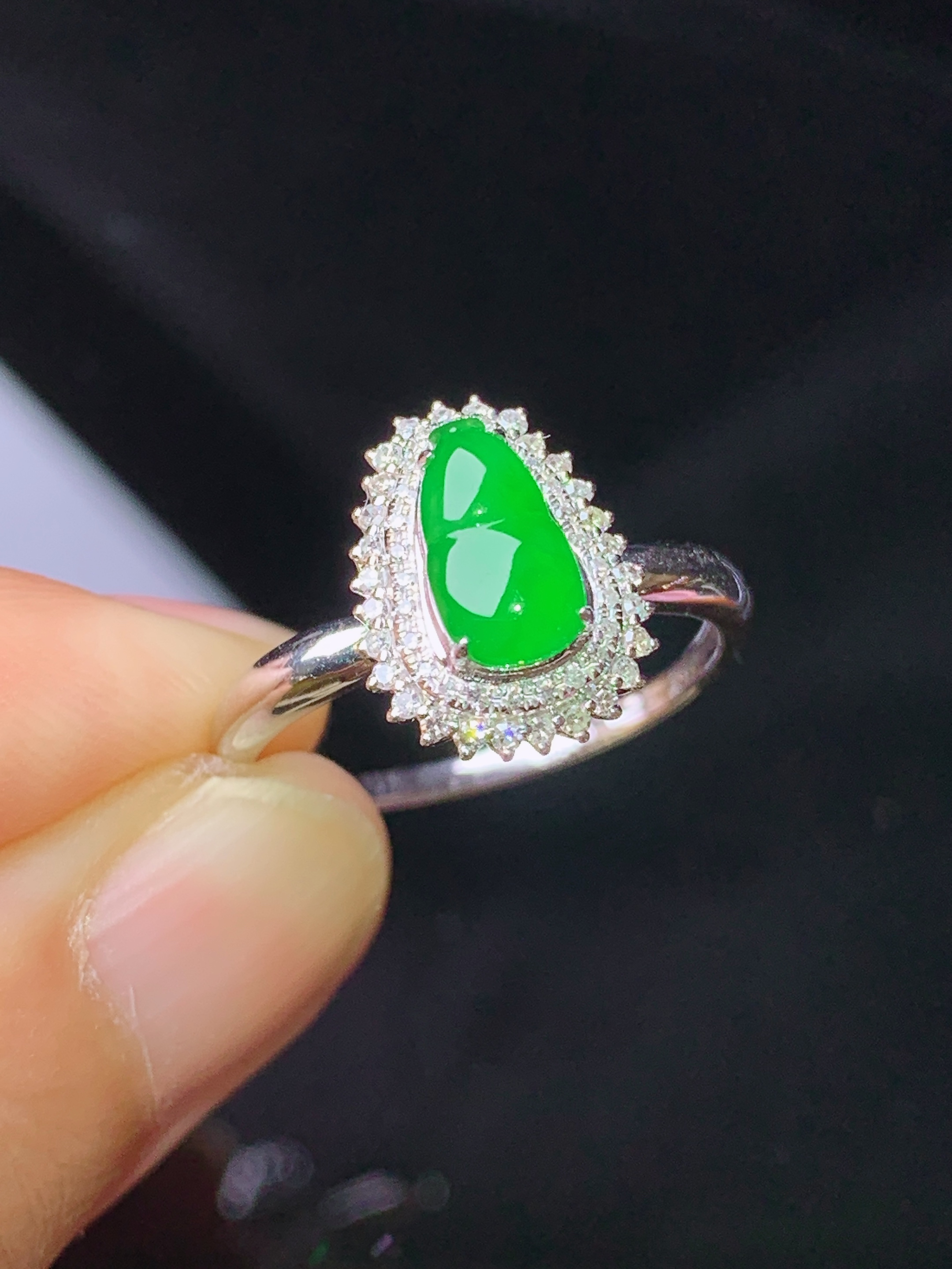 18k金钻镶嵌满绿葫芦吊坠 玉质细腻 色泽艳丽 圈口13 整体尺寸12.5*9.5*7.5c2