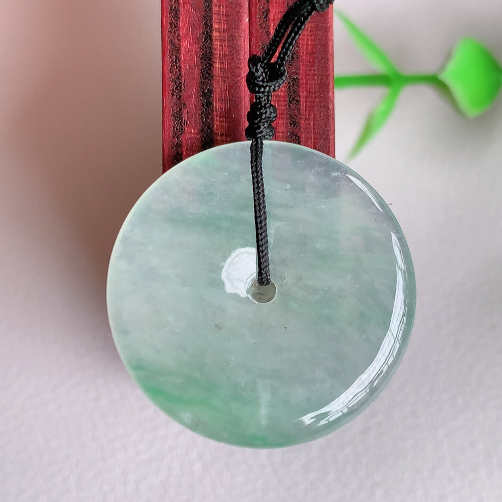 冰润飘花平安扣吊坠，厚装饱满，冰润剔透，细腻水足，种质润泽，飘花灵动，佩戴优雅大气，W141.9   尺寸：23.5-3.6mm