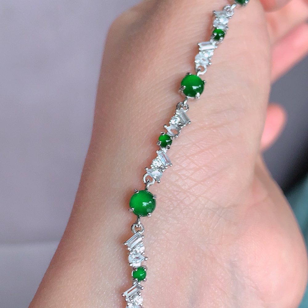 冰润翡翠满绿蛋面手链，水水润润，珠圆玉润，颜色鲜艳，妙明清净，清秀高雅，佩戴效果优雅迷人！性价比超值