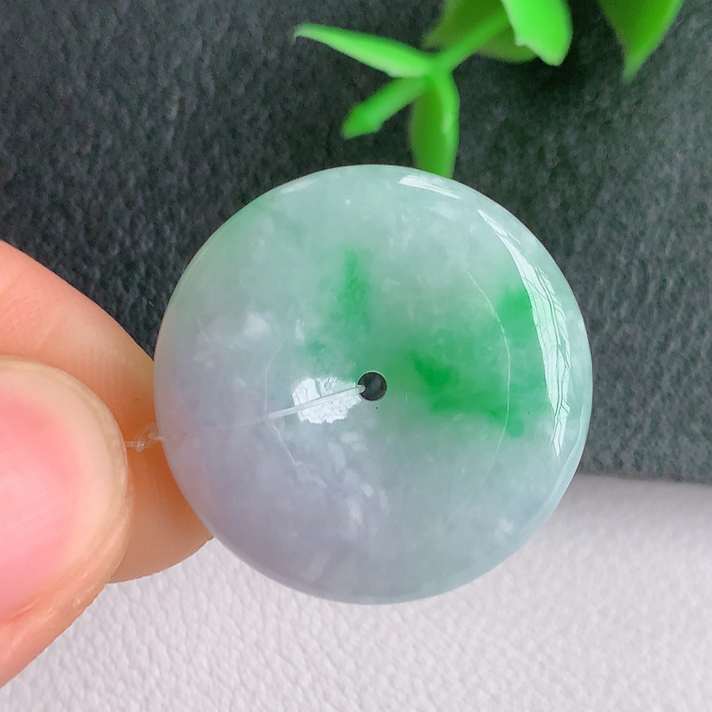 冰润飘花平安扣吊坠，厚装饱满，冰润剔透，细腻水足，种质润泽，飘花灵动，佩戴优雅大气，W49.9   尺寸：24-5.6mm