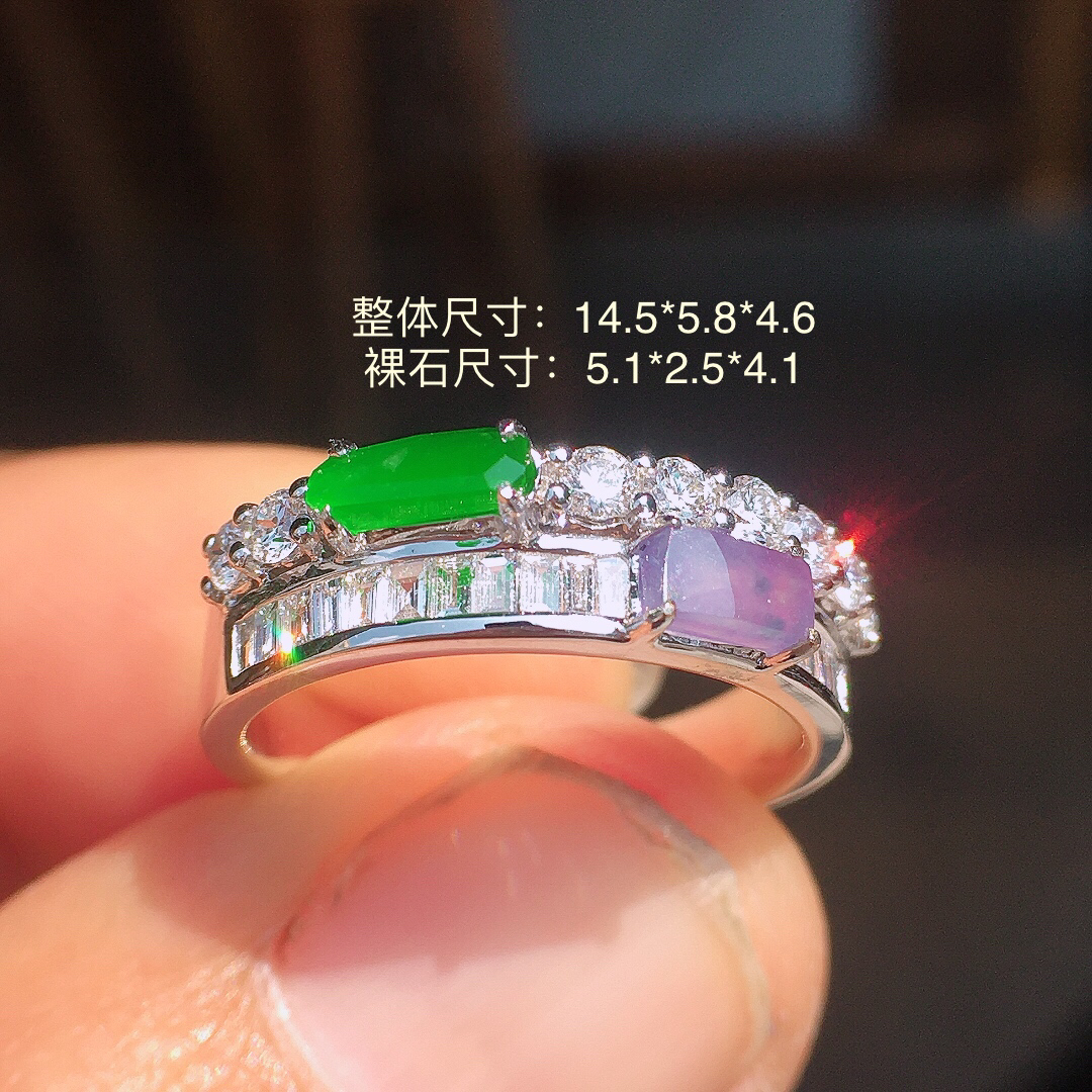 （紫+绿）二合一戒指，色泽均匀艳丽，玉质细腻，荧光感超
强，饱满圆润，尽显优雅气质，18k
金豪华镶嵌