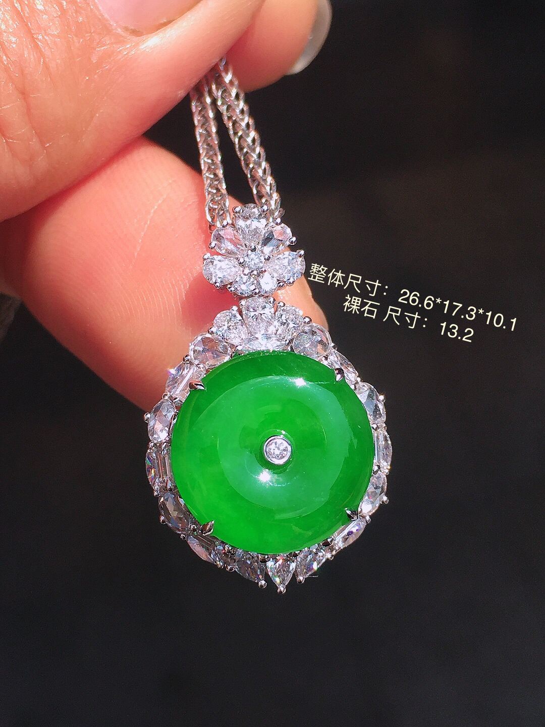 阳绿平安扣吊坠，色泽均匀艳丽，玉质细腻，荧光感超
强，饱满圆润，尽显优雅气质，18k
金豪华镶嵌