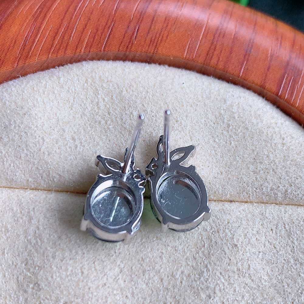 冰透满绿翡翠925银镶嵌蛋面耳钉，自然光实拍，翠色灵动，颜色漂亮，种老水足，品相佳，佩戴佳品！W502.9  取一整体尺寸：12.5-7-4.8mm  裸石尺寸：7.6-7mm