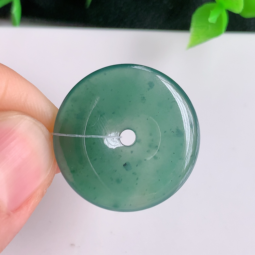 蓝冰平安扣吊坠，厚装饱满，冰润剔透，细腻水足，种质润泽，飘花灵动，佩戴优雅大气，W49.9   尺寸：24-3.6mm