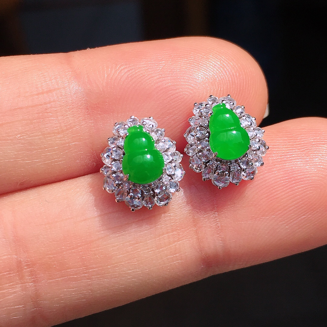 阳绿葫芦耳钉，色泽均匀艳丽，玉质细腻，荧光感超
强，饱满圆润，尽显优雅气质，18k
金豪华镶嵌