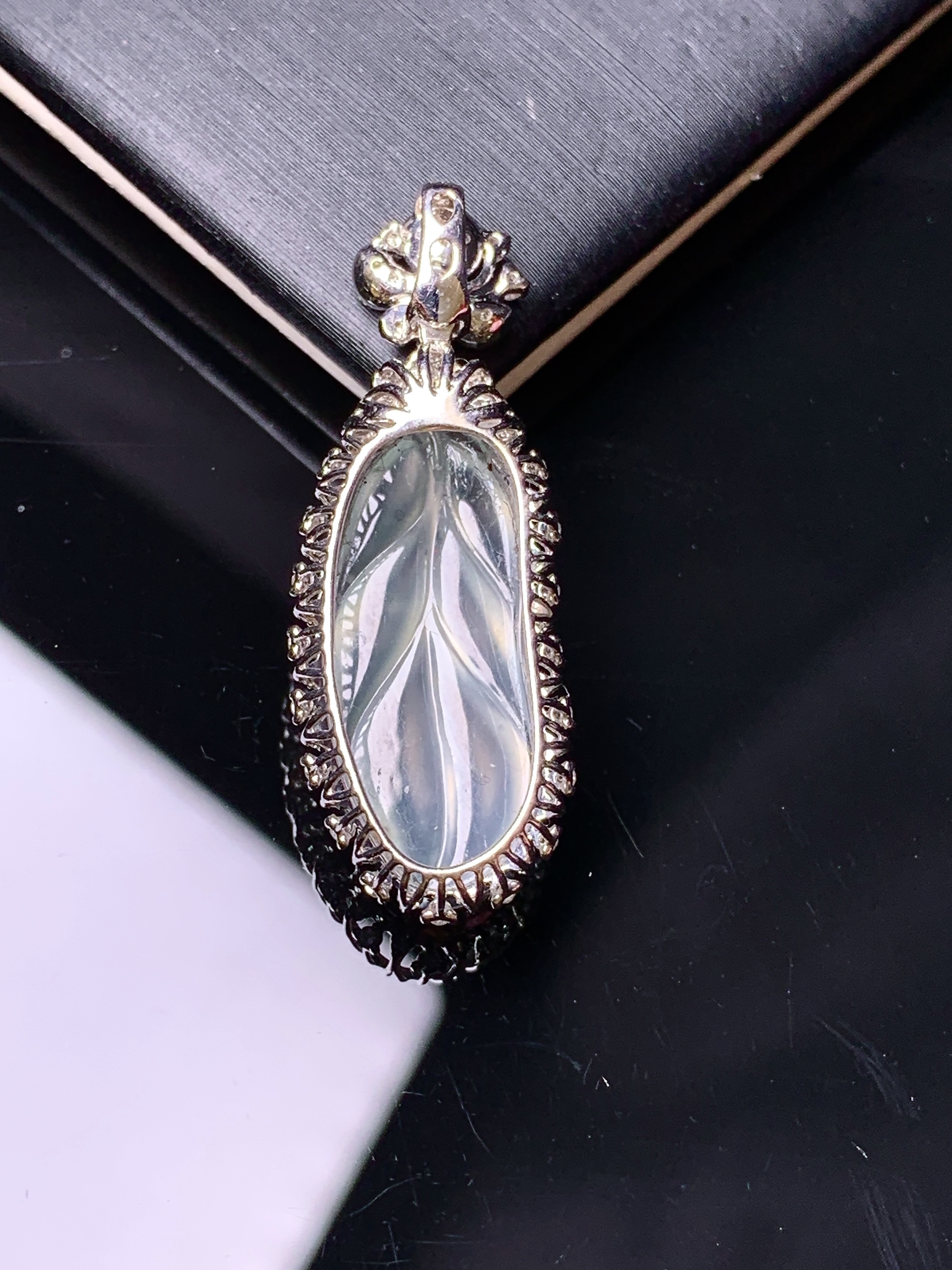 18k金钻镶嵌冰种树叶吊坠 玉质细腻 色泽艳丽 整体尺寸33*12*7.6c2