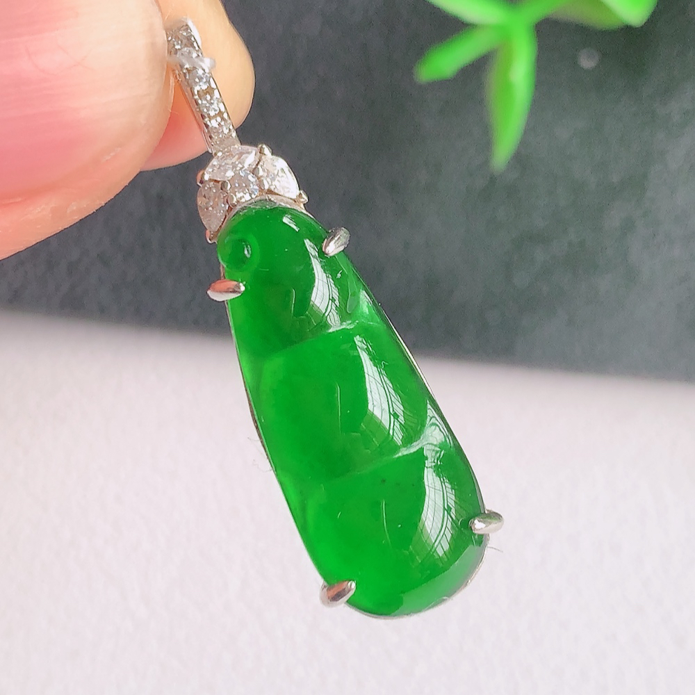 冰润满绿福豆翡翠挂件，老种飘花  冰清玉洁  胶感十足  寓意“四季平安，福气满满”颜色鲜艳，清新自