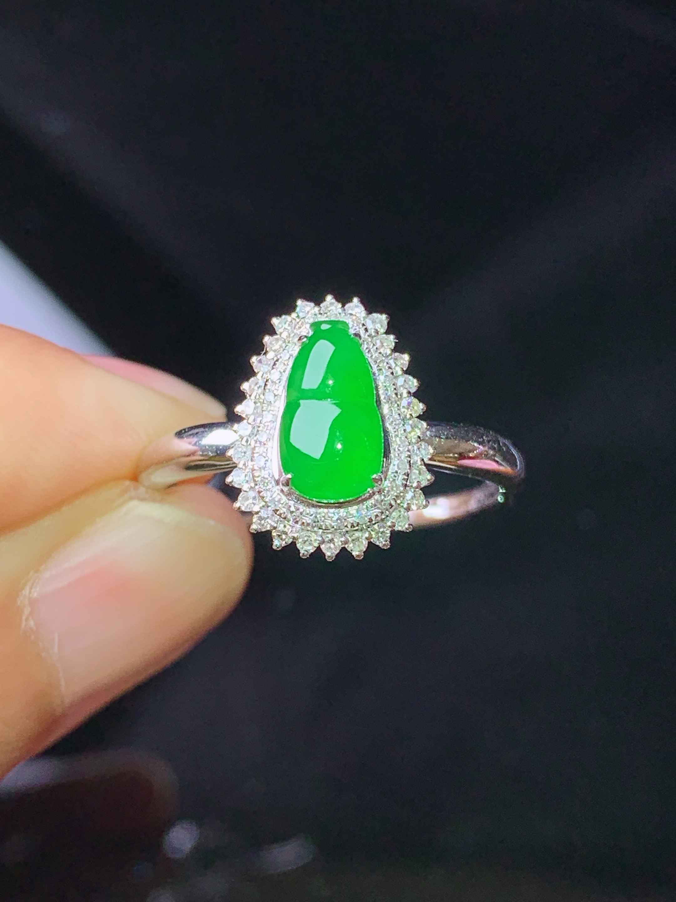 18k金钻镶嵌满绿葫芦吊坠 玉质细腻 色泽艳丽 圈口13 整体尺寸12.5*9.5*7.5c2