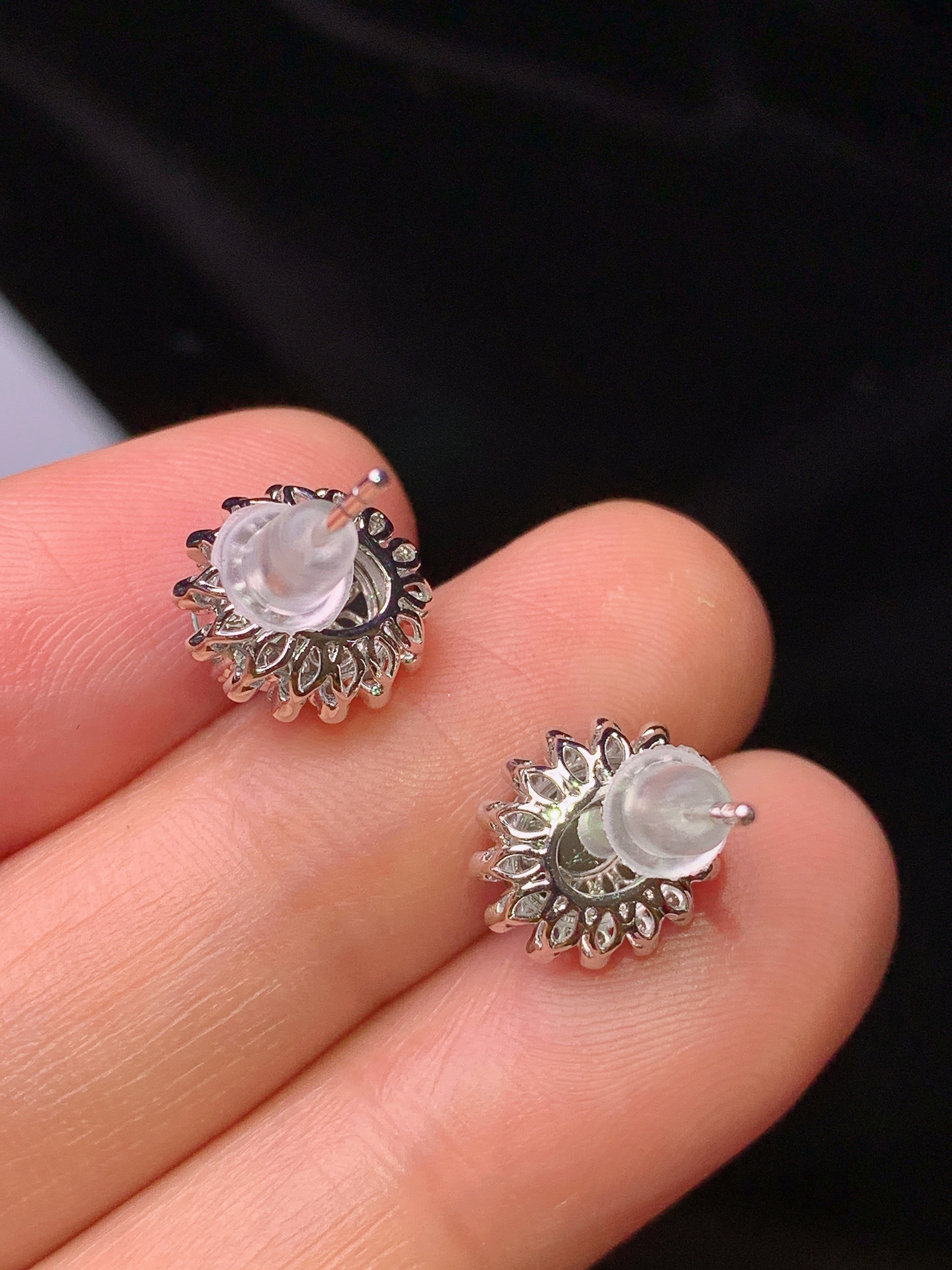 18k金钻镶嵌满绿蛋面耳钉 玉质细腻 色泽艳丽 整体尺寸10.8*9.5*7.2b2