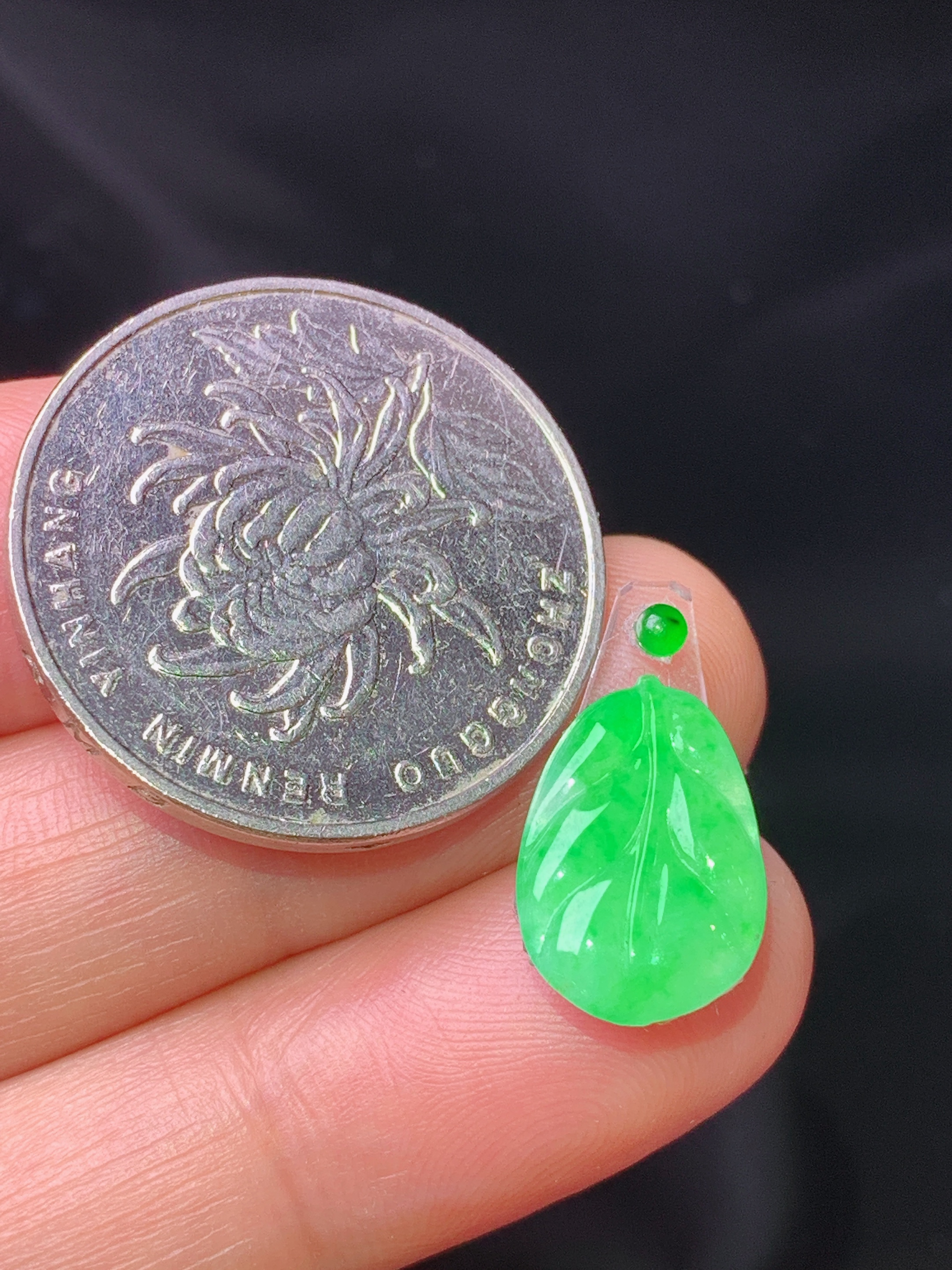 镶嵌款 翠绿树叶吊坠 玉质细腻 色泽艳丽 2x 整体尺寸14.5*9.8*2