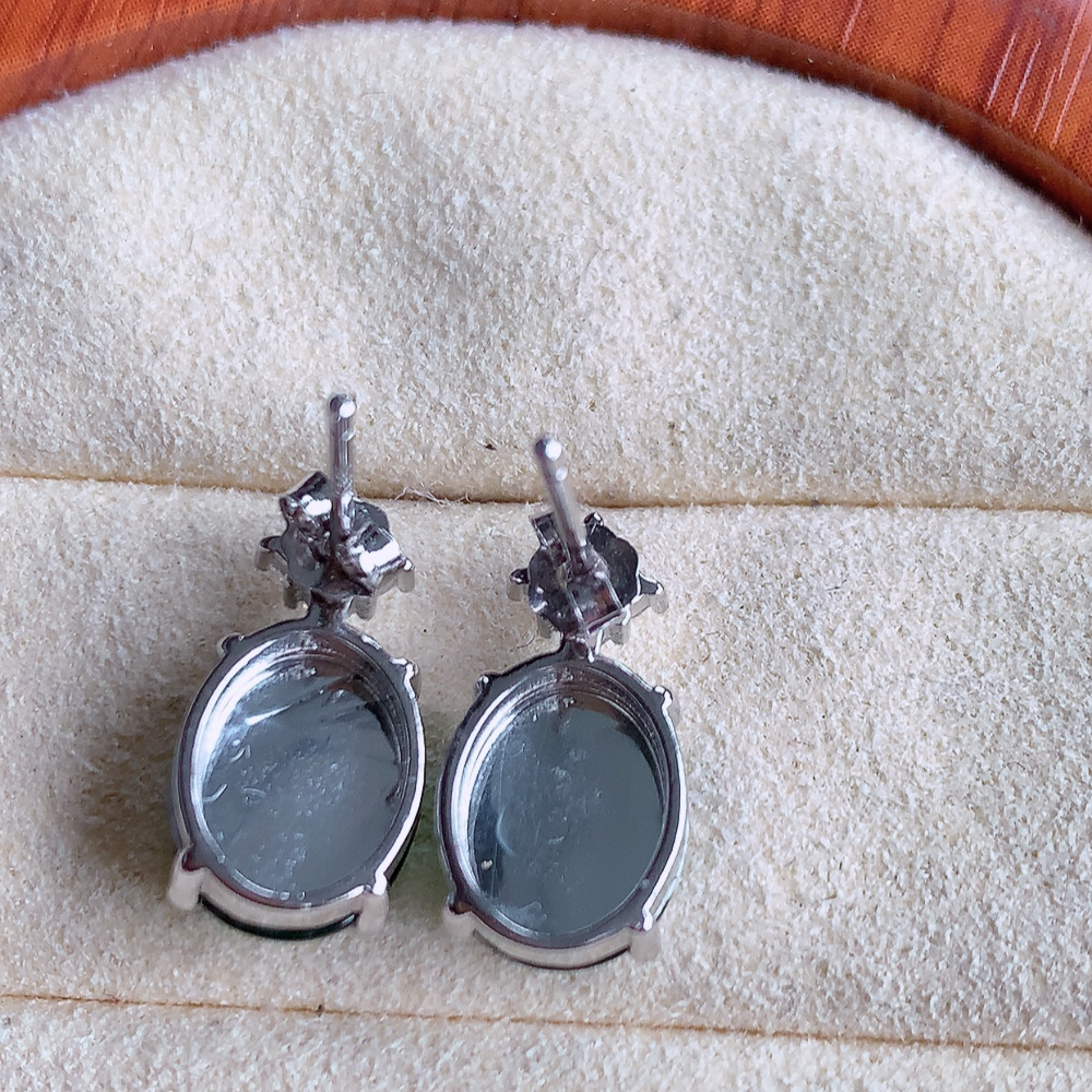 冰透满绿翡翠925银镶嵌蛋面耳钉，自然光实拍，翠色灵动，颜色漂亮，种老水足，品相佳，佩戴佳品！W502.9  取一整体尺寸：15-8-4.5mm  裸石尺寸：10-8mm