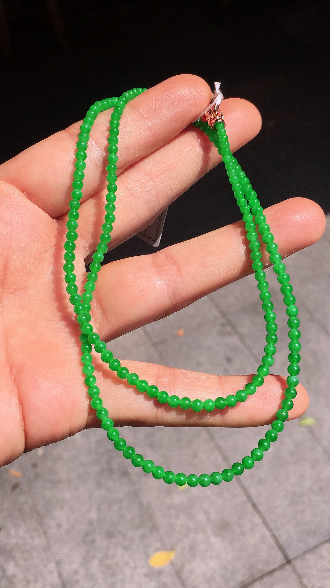 阳绿小米珠项链，色泽均匀艳丽，玉质细腻，荧光感超
强，饱满圆润，尽显优雅气质，
