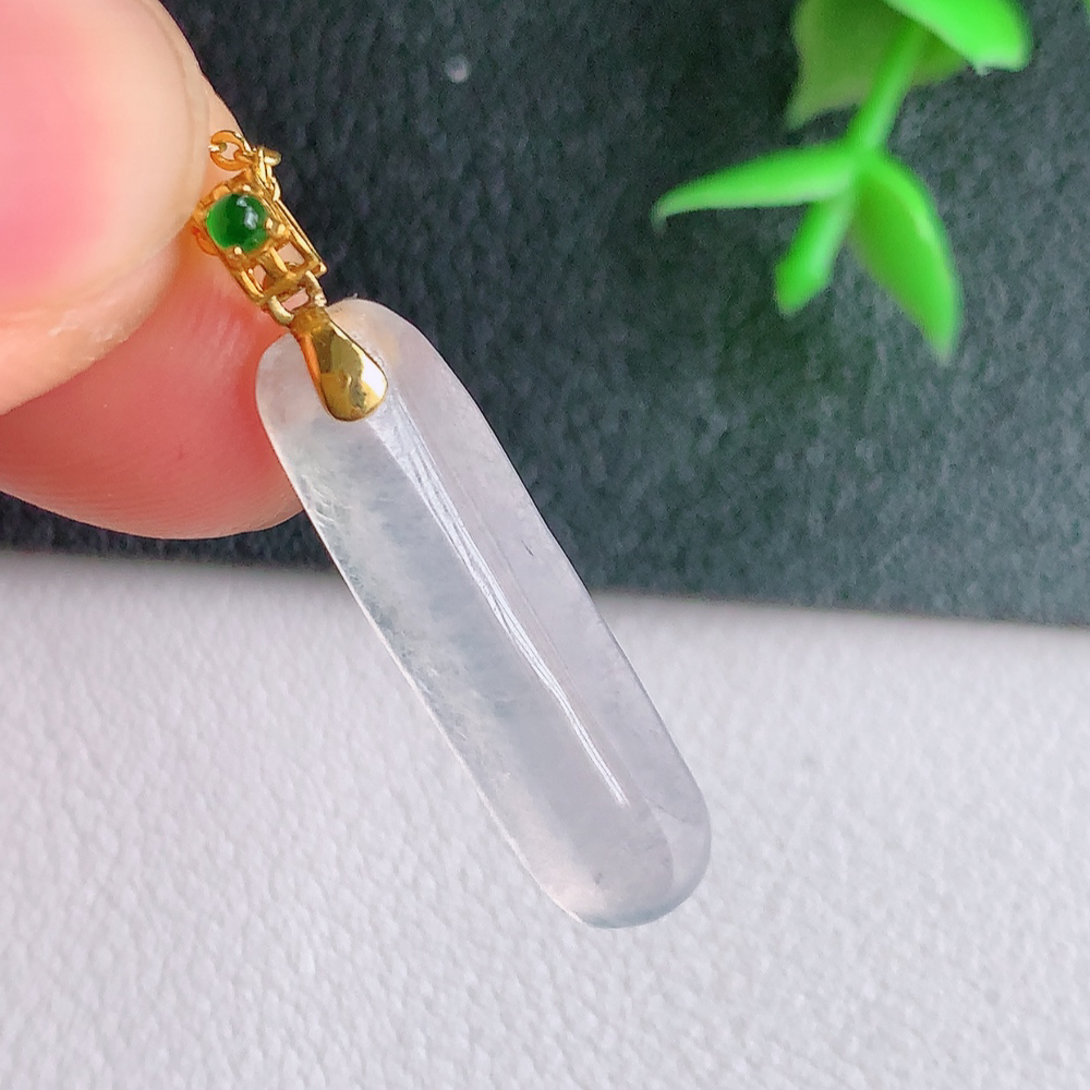 冰无事牌翡翠吊坠，平平安安，万事如意，沁人心脾，清秀高雅，18k金镶嵌   W142.9 尺寸： 26.8-7.3-4mm