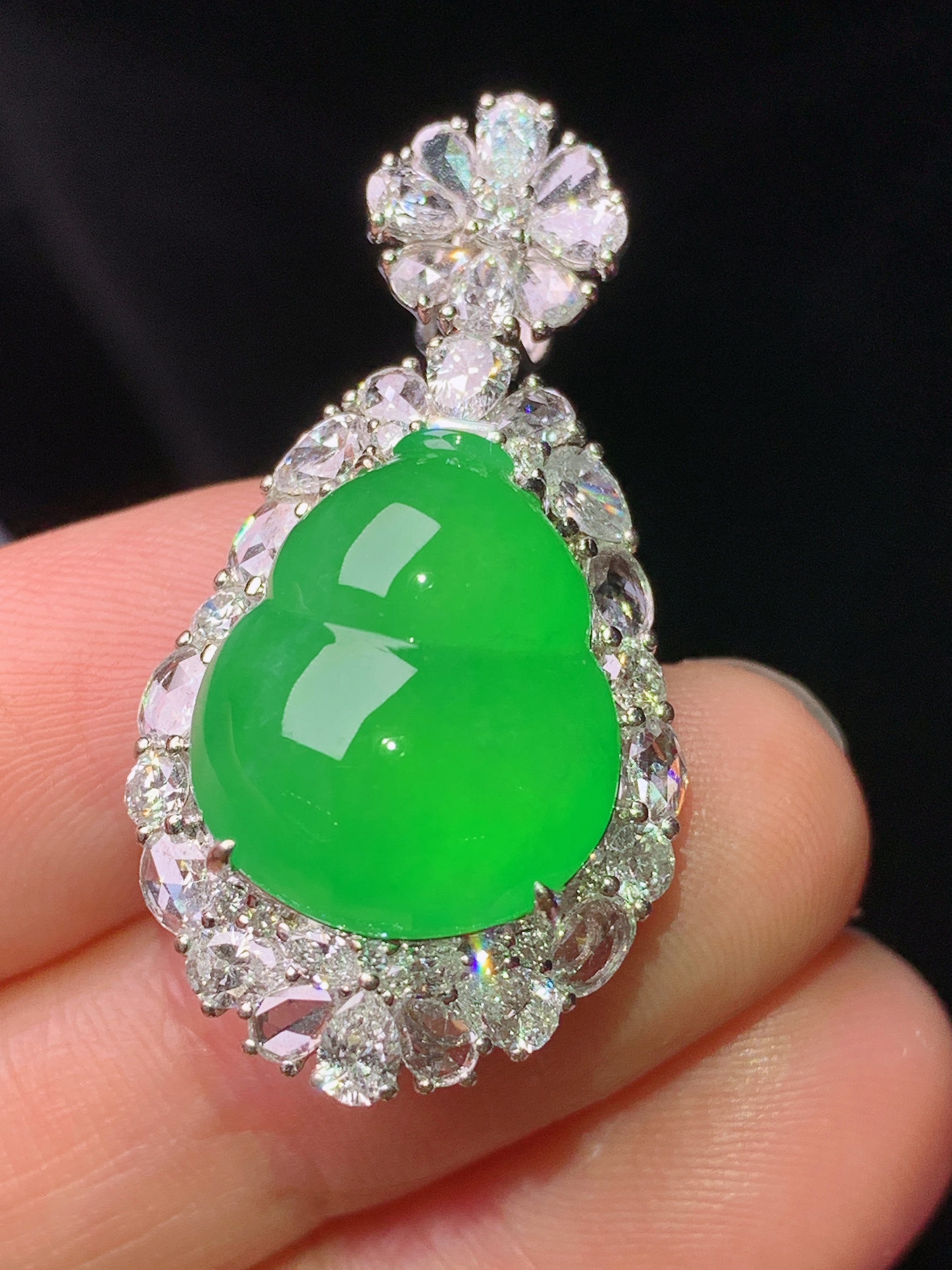 18k金钻镶嵌满绿葫芦吊坠 玉质细腻 色泽艳丽 整体尺寸34.3*17.8*13s1